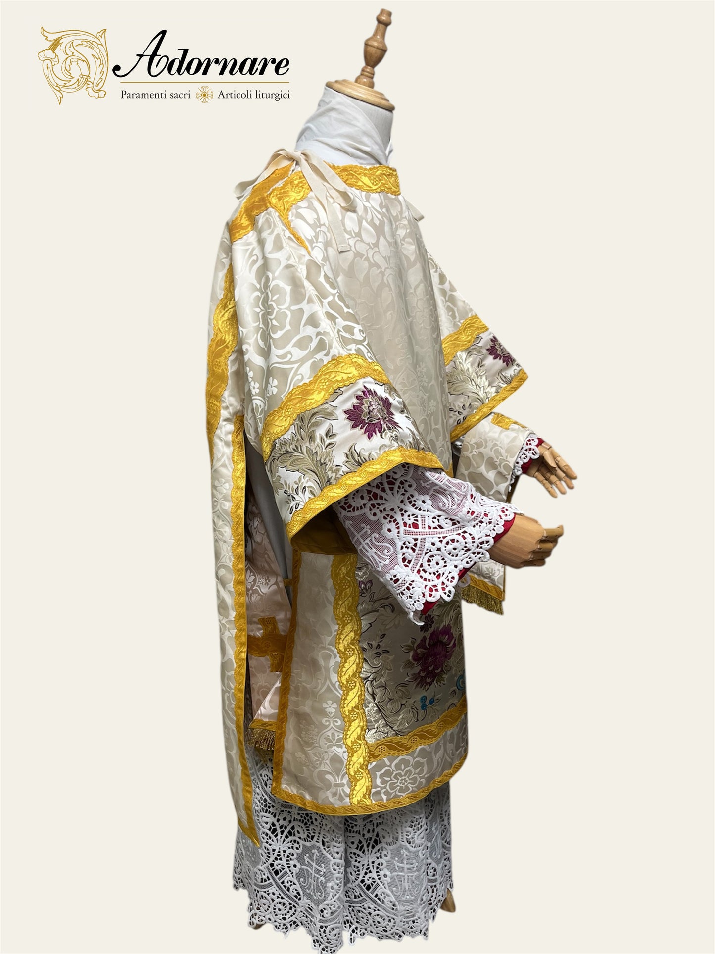 Damask Italian-cut Roman Dalmatic with brocade panels / Dalmatica romana in damasco con inserti in broccato