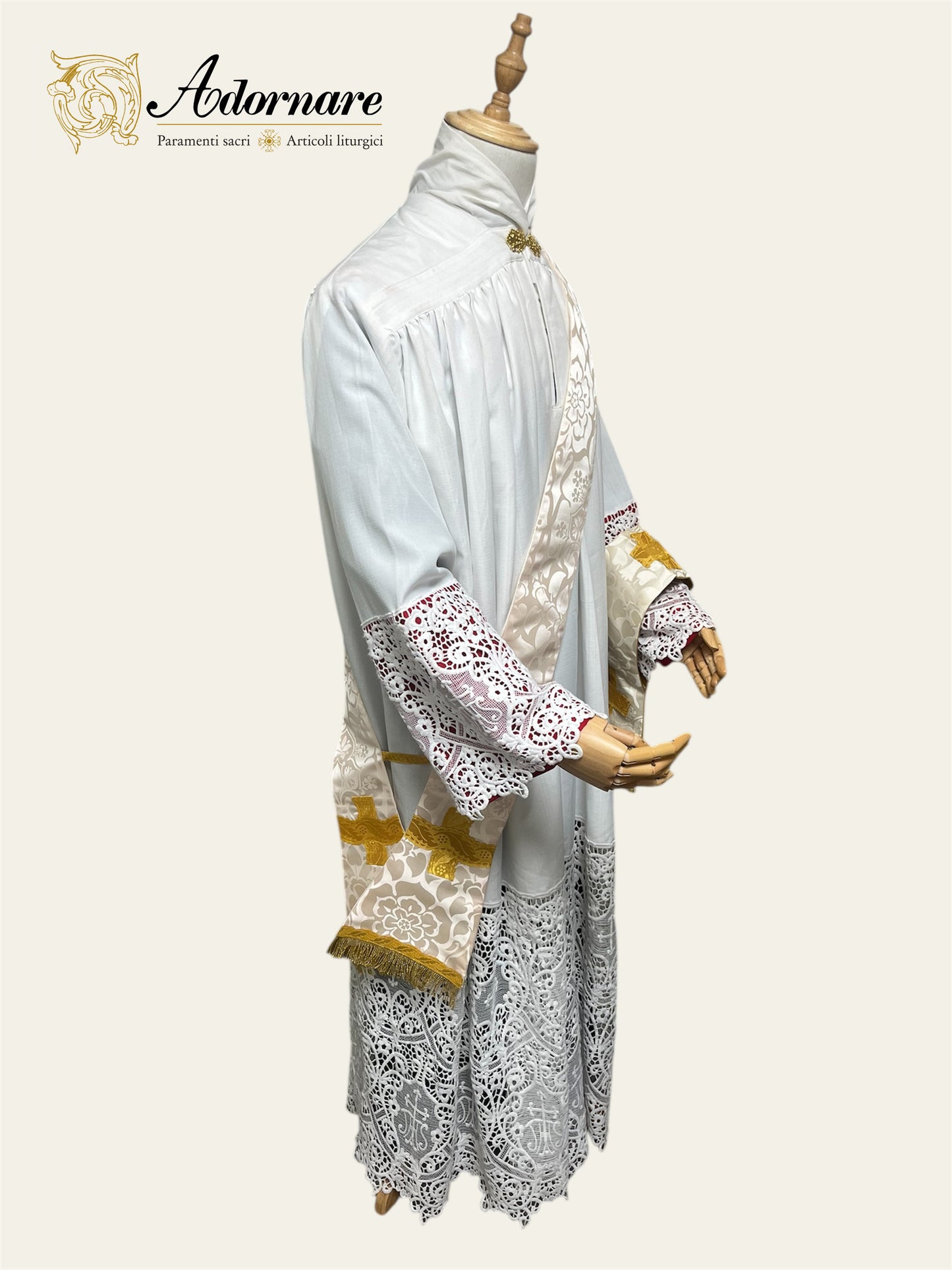 Damask Italian-cut Roman Dalmatic with brocade panels / Dalmatica romana in damasco con inserti in broccato