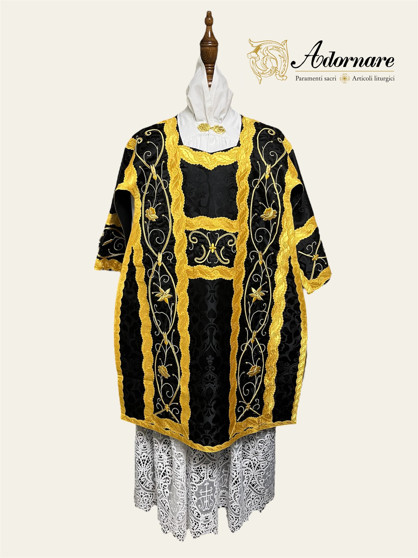 French Dalmatic or Tunicle with hand and machine-embroidered floral panels / Dalmatica Francese Ricamato