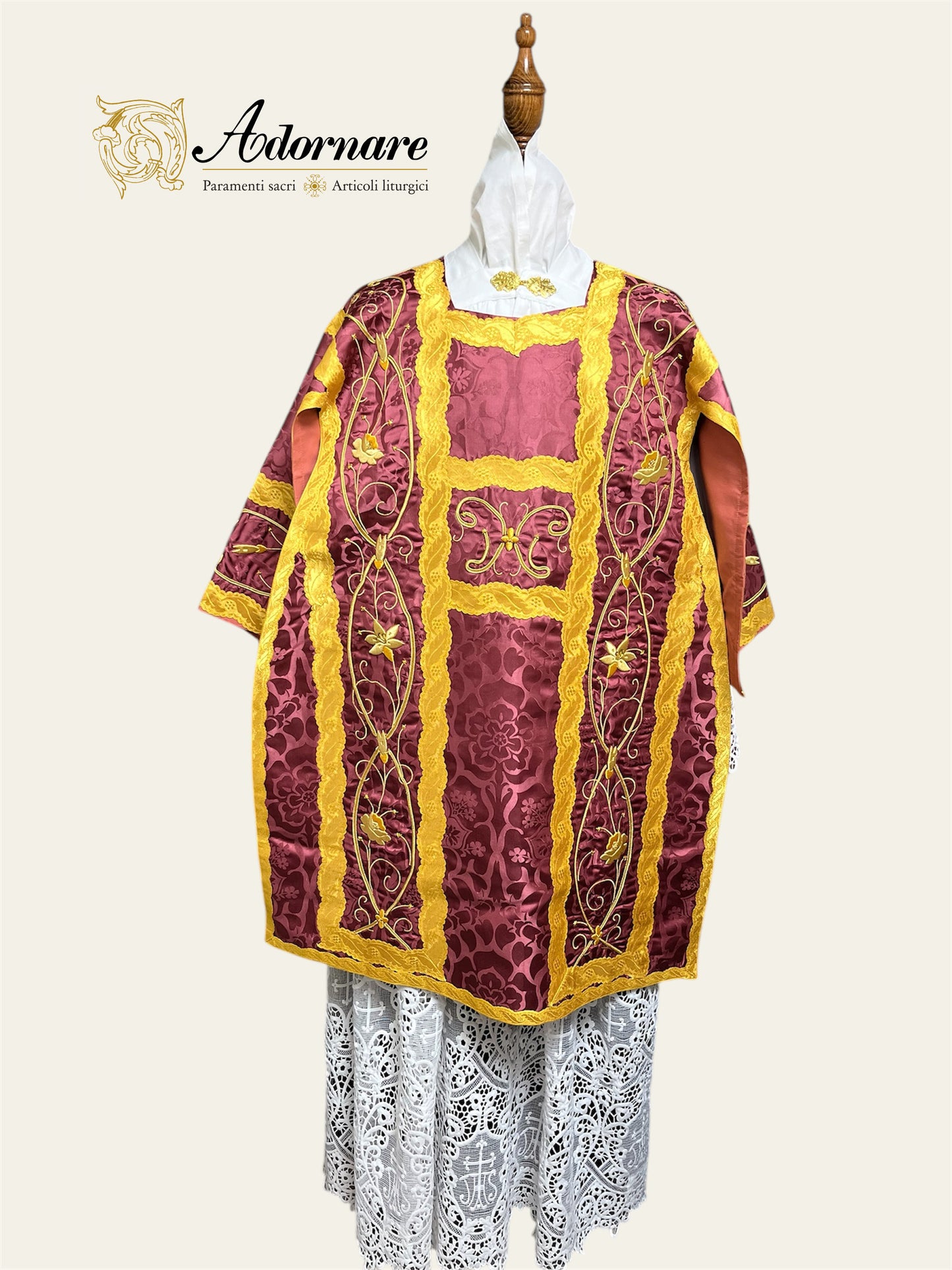 French Dalmatic or Tunicle with hand and machine-embroidered floral panels / Dalmatica Francese Ricamato