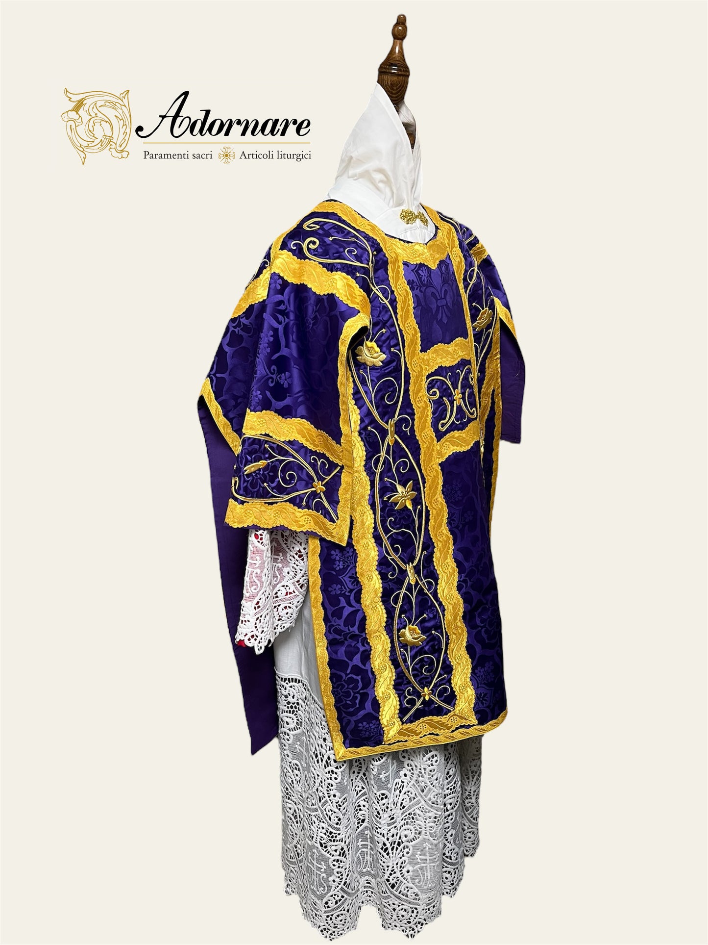 French Dalmatic or Tunicle with hand and machine-embroidered floral panels / Dalmatica Francese Ricamato
