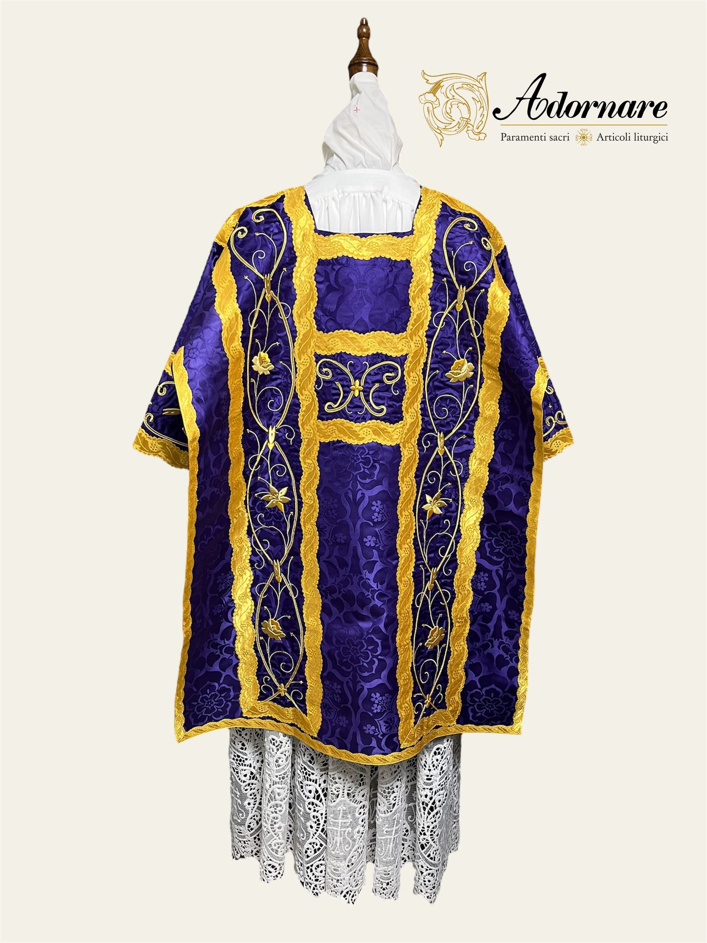 French Dalmatic or Tunicle with hand and machine-embroidered floral panels / Dalmatica Francese Ricamato