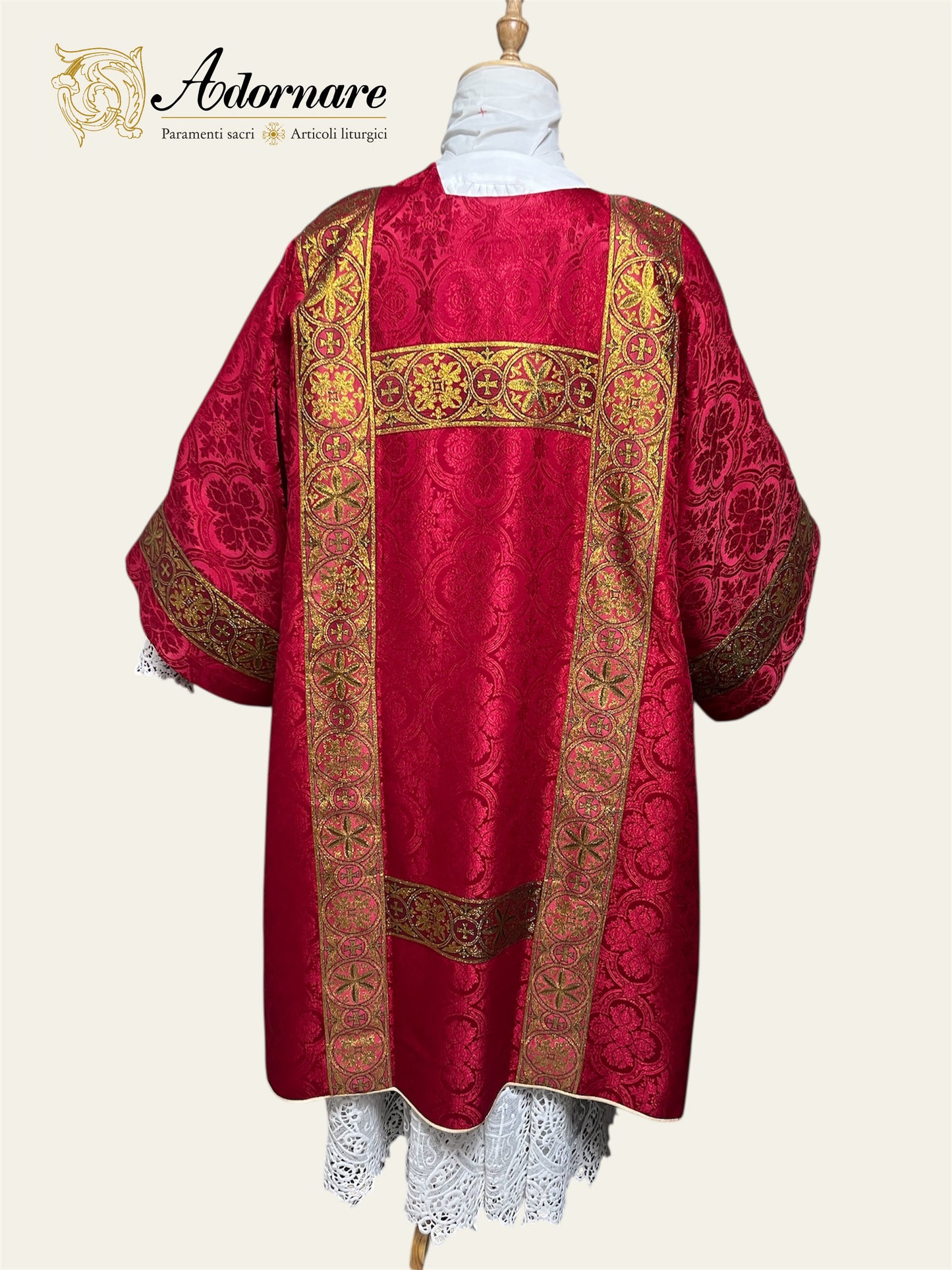 Damask Gothic Dalmatic with woven orphrey bands / Dalmatica gotica in damasco