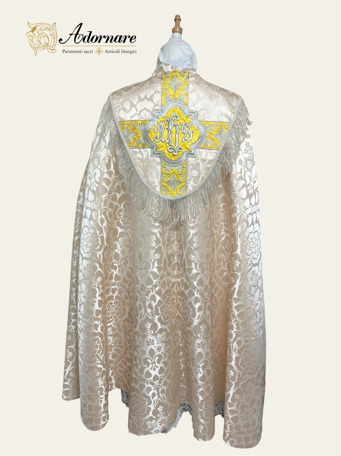 Damask Gothic Cope with embroidered orphrey bands / Piviale Gotica Damasco