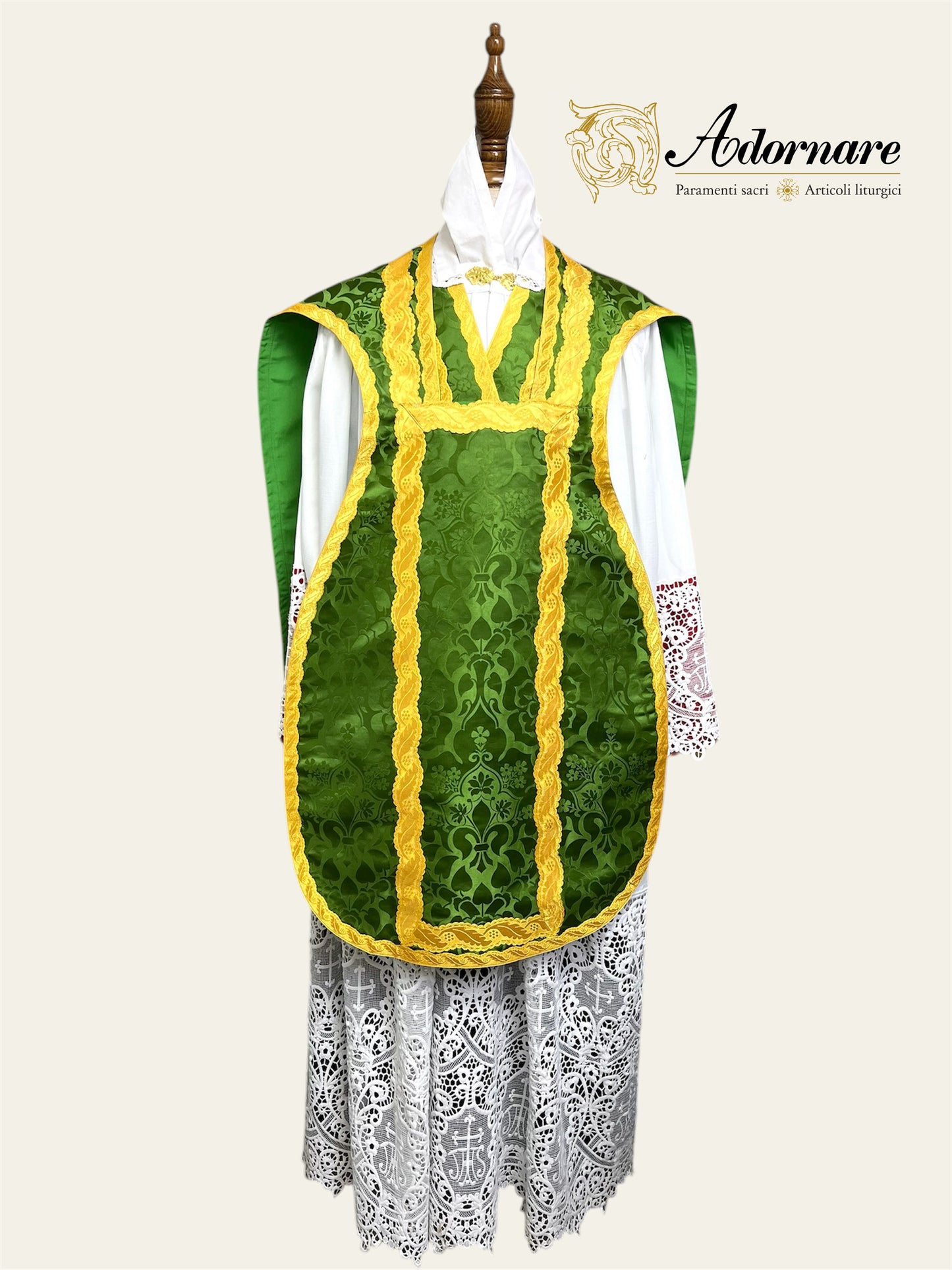 "Agnus Dei" Hand-embroidered French-cut Roman Chasuble Low Mass Set / Pianeta Francese "Agnus Dei"