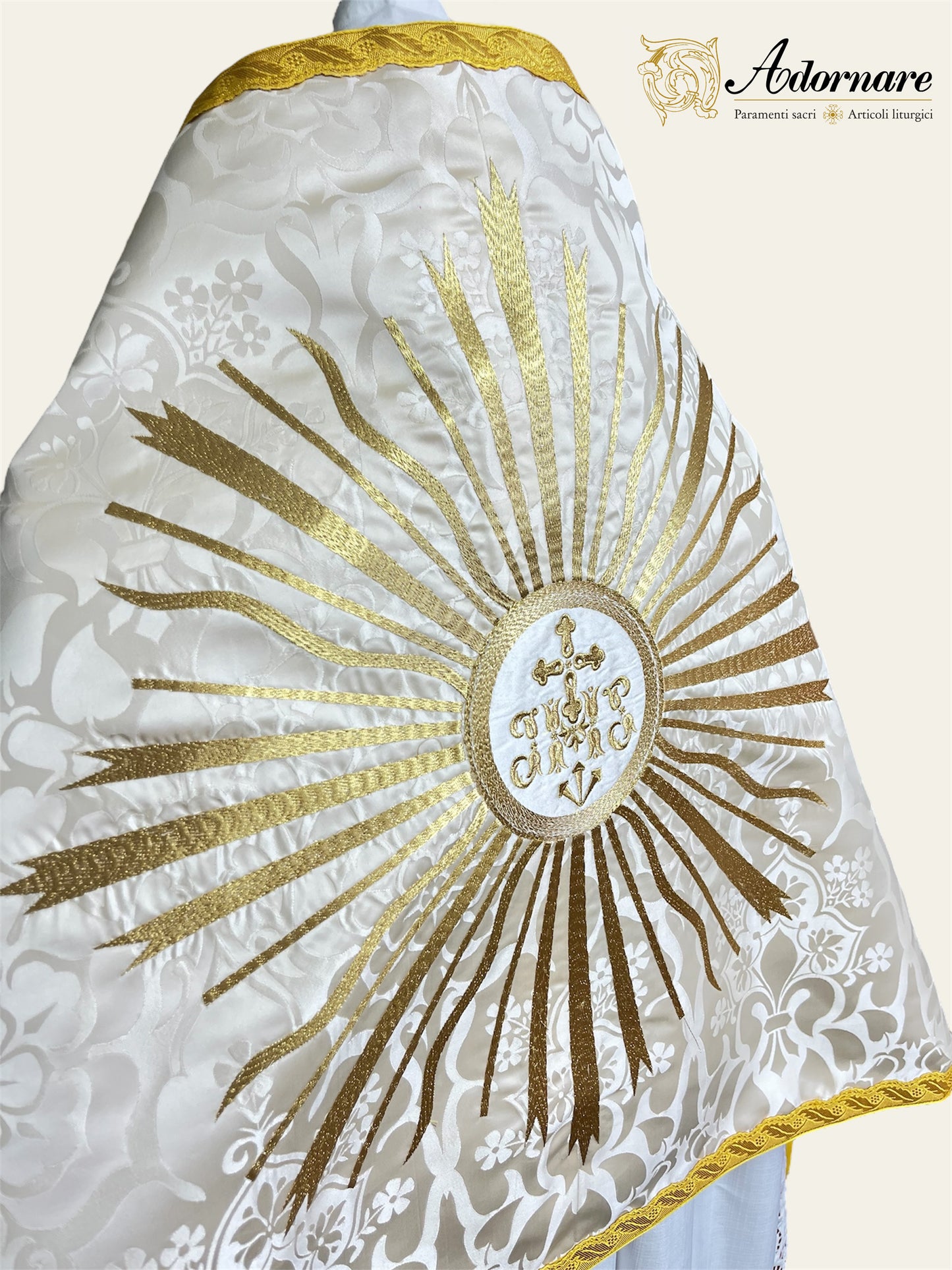 Roman-style Damask Humeral veil with sunburst IHS embroidery (White) / Velo Omerale Damasco ricamato con simbolo IHS (Bianco)