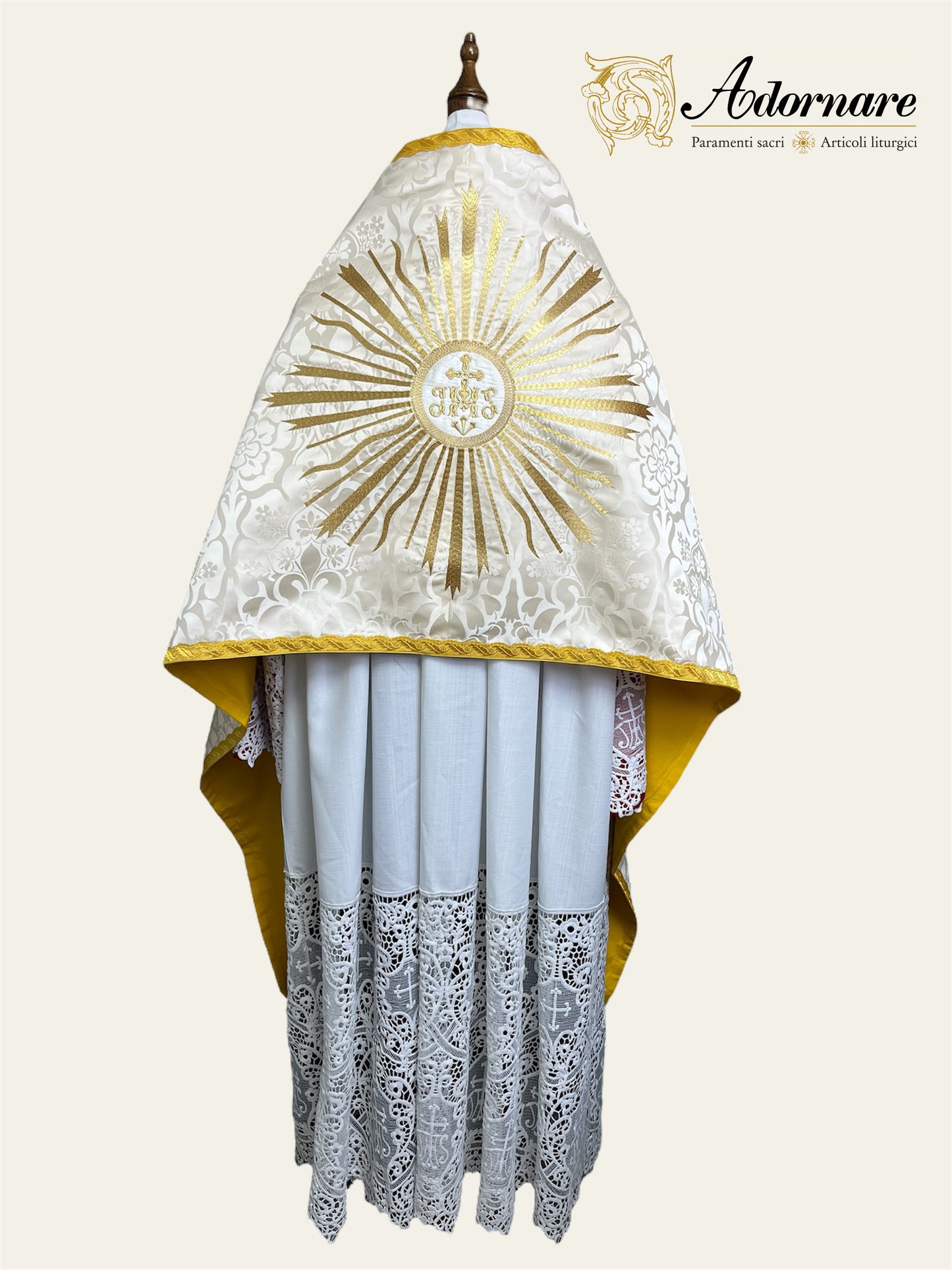 Roman-style Damask Humeral veil with sunburst IHS embroidery (White) / Velo Omerale Damasco ricamato con simbolo IHS (Bianco)