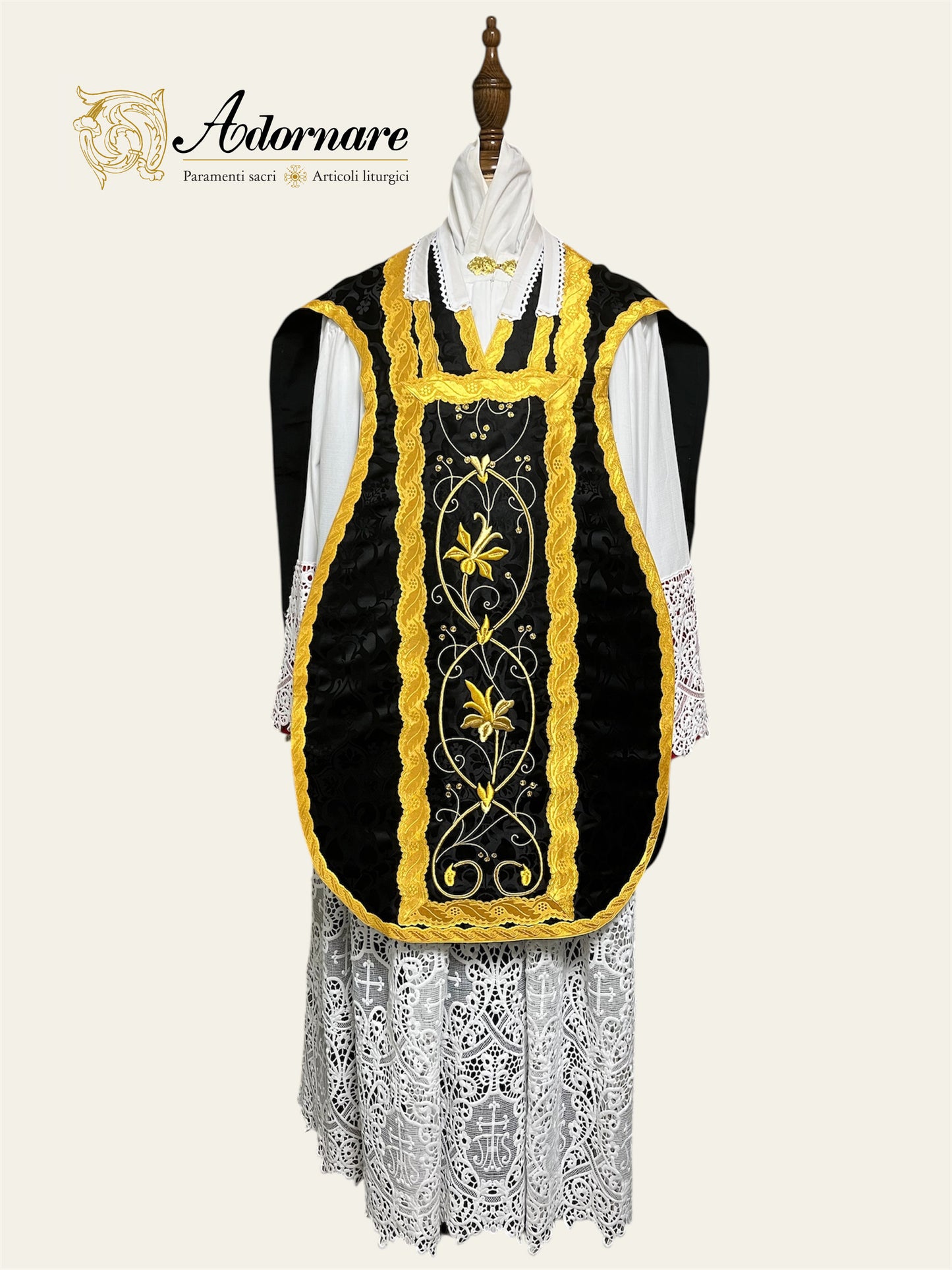 "IHS" Hand-embroidered French-cut Roman Chasuble Low Mass Set / Pianeta Francese "IHS"