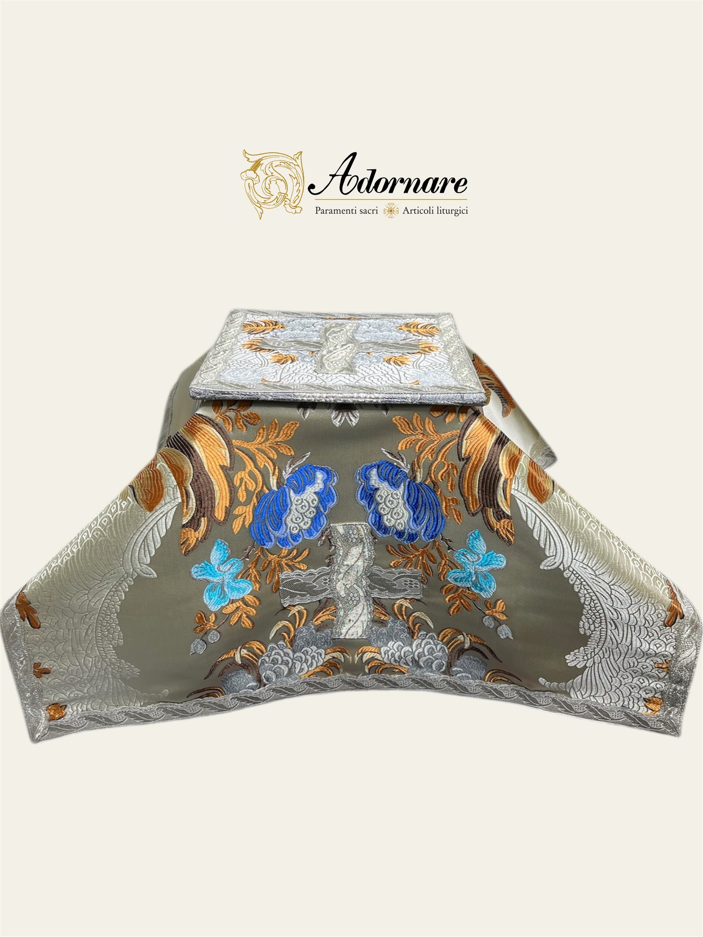 "Marian" Brocade Roman Chasuble with blue damask insert and embroidered appliqué - Low Mass Set / Pianeta Romana Broccato "Mariana" con inserti in damasco azzurro