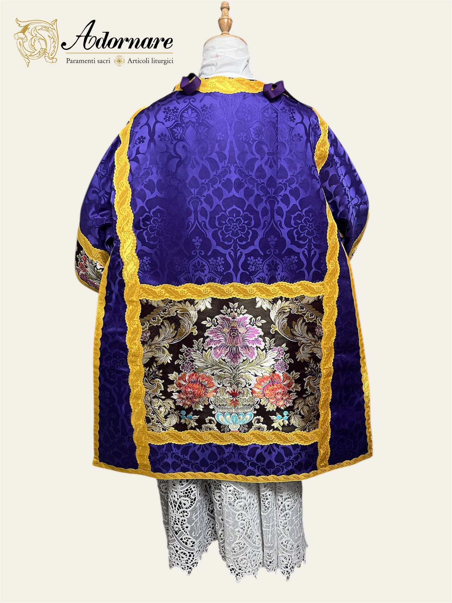 Damask Italian-cut Roman Dalmatic with brocade panels / Dalmatica romana in damasco con inserti in broccato