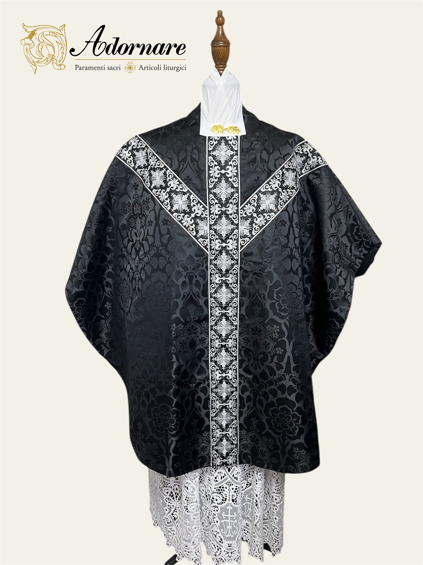 Semi-gothic chasuble with embroidered ornate cross Y-orphrey and IHS appliqué - Low Mass Set / Casule semi-gotica Damasco ricamato a macchina