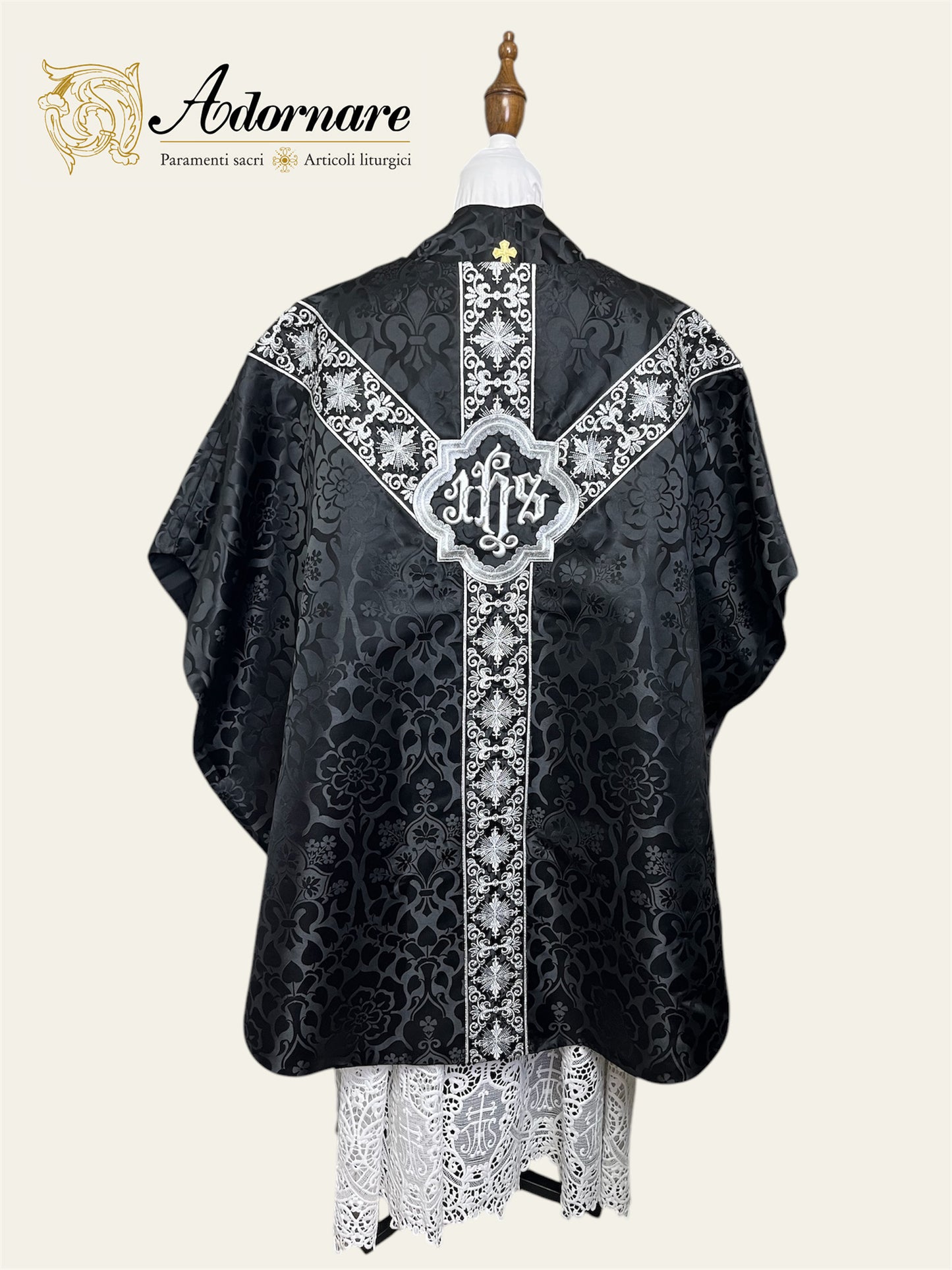 Semi-gothic chasuble with embroidered ornate cross Y-orphrey and IHS appliqué - Low Mass Set / Casule semi-gotica Damasco ricamato a macchina