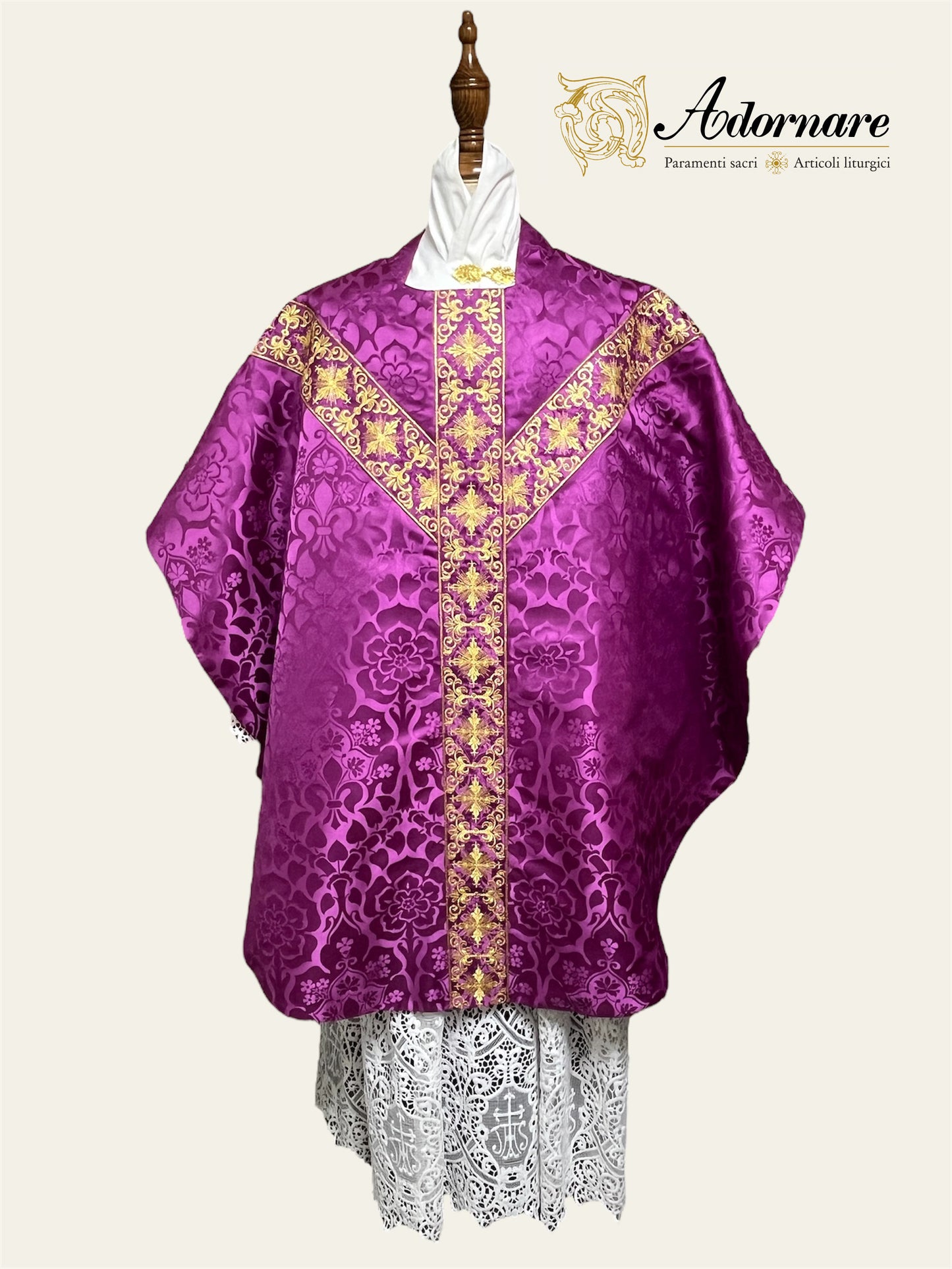 Semi-gothic chasuble with embroidered ornate cross Y-orphrey and IHS appliqué - Low Mass Set / Casula semi-gotica Damasco ricamato a macchina