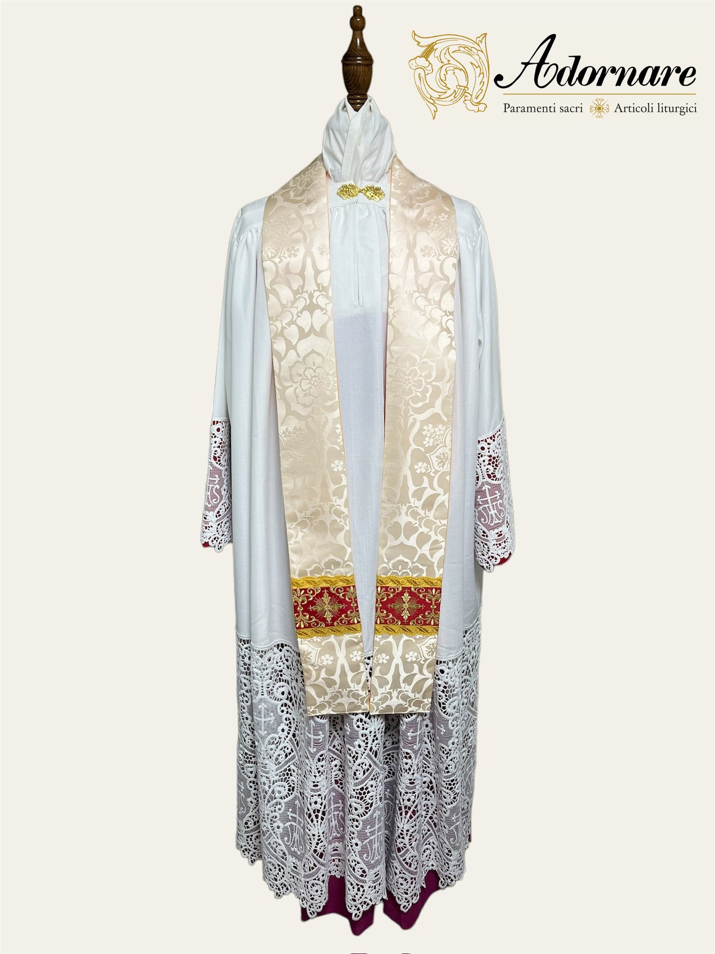 Semi-gothic chasuble with ornate cross Y-orphrey and hand-embroidered Agnus Dei appliqué - Low Mass Set / Casula semi-gotica Damasco ricamato "Agnus Dei"