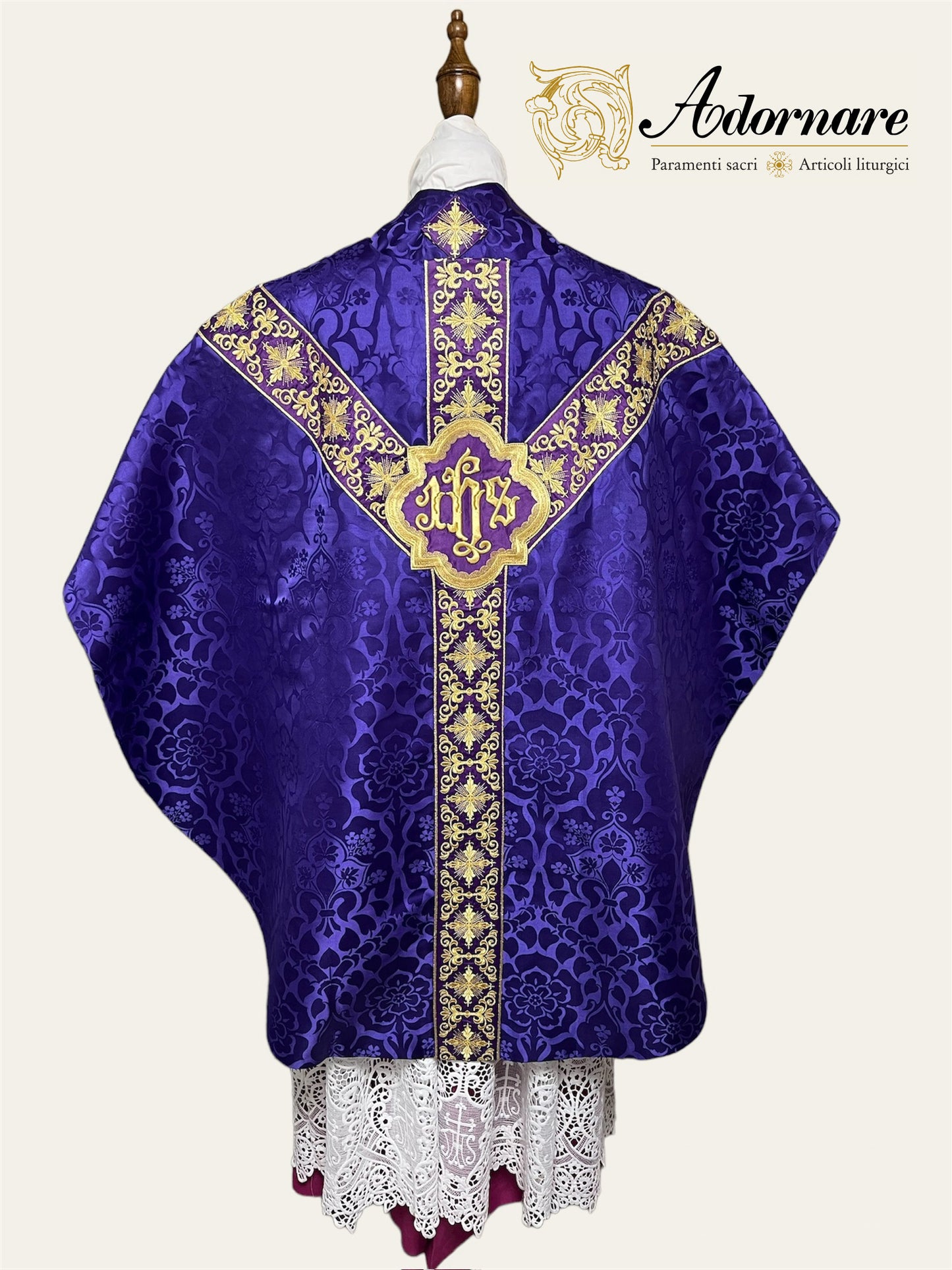 Semi-gothic chasuble with embroidered ornate cross Y-orphrey and IHS appliqué - Low Mass Set / Casula semi-gotica Damasco ricamato a macchina