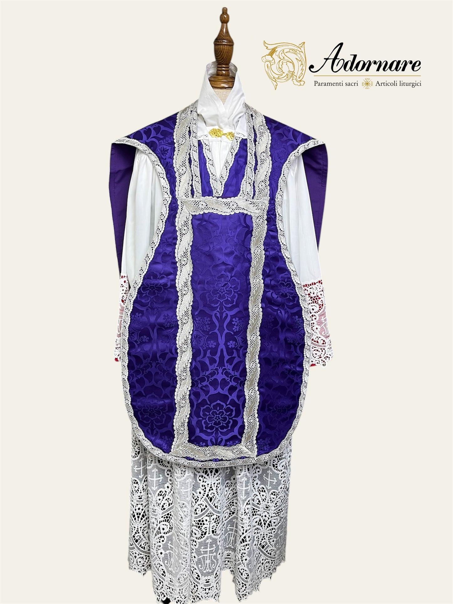 "Agnus Dei" Hand-embroidered French-cut Roman Chasuble Low Mass Set / Pianeta Francese "Agnus Dei"