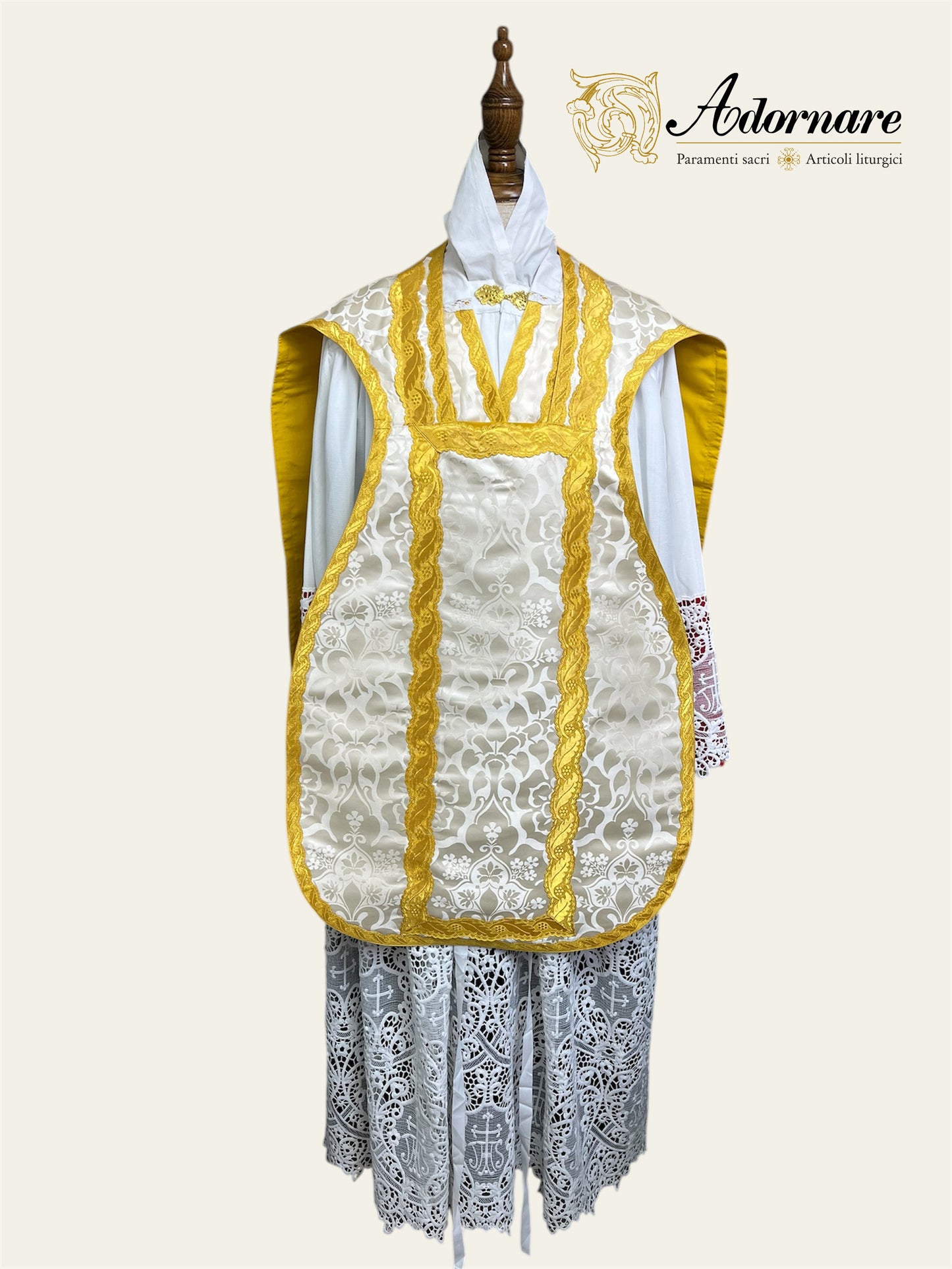 "Agnus Dei" Hand-embroidered French-cut Roman Chasuble Low Mass Set / Pianeta Francese "Agnus Dei"