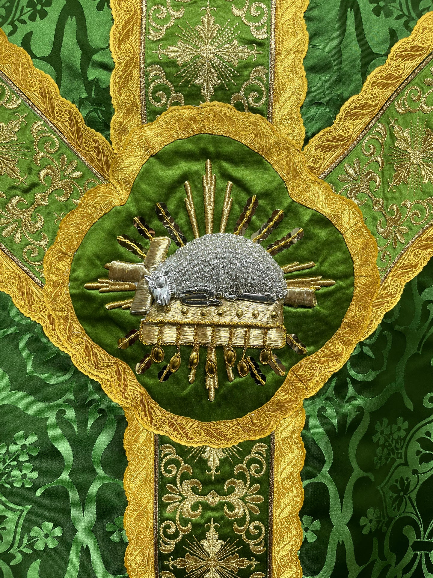 Semi-gothic chasuble with ornate cross Y-orphrey and hand-embroidered Agnus Dei appliqué - Low Mass Set / Casula semi-gotica Damasco ricamato "Agnus Dei"