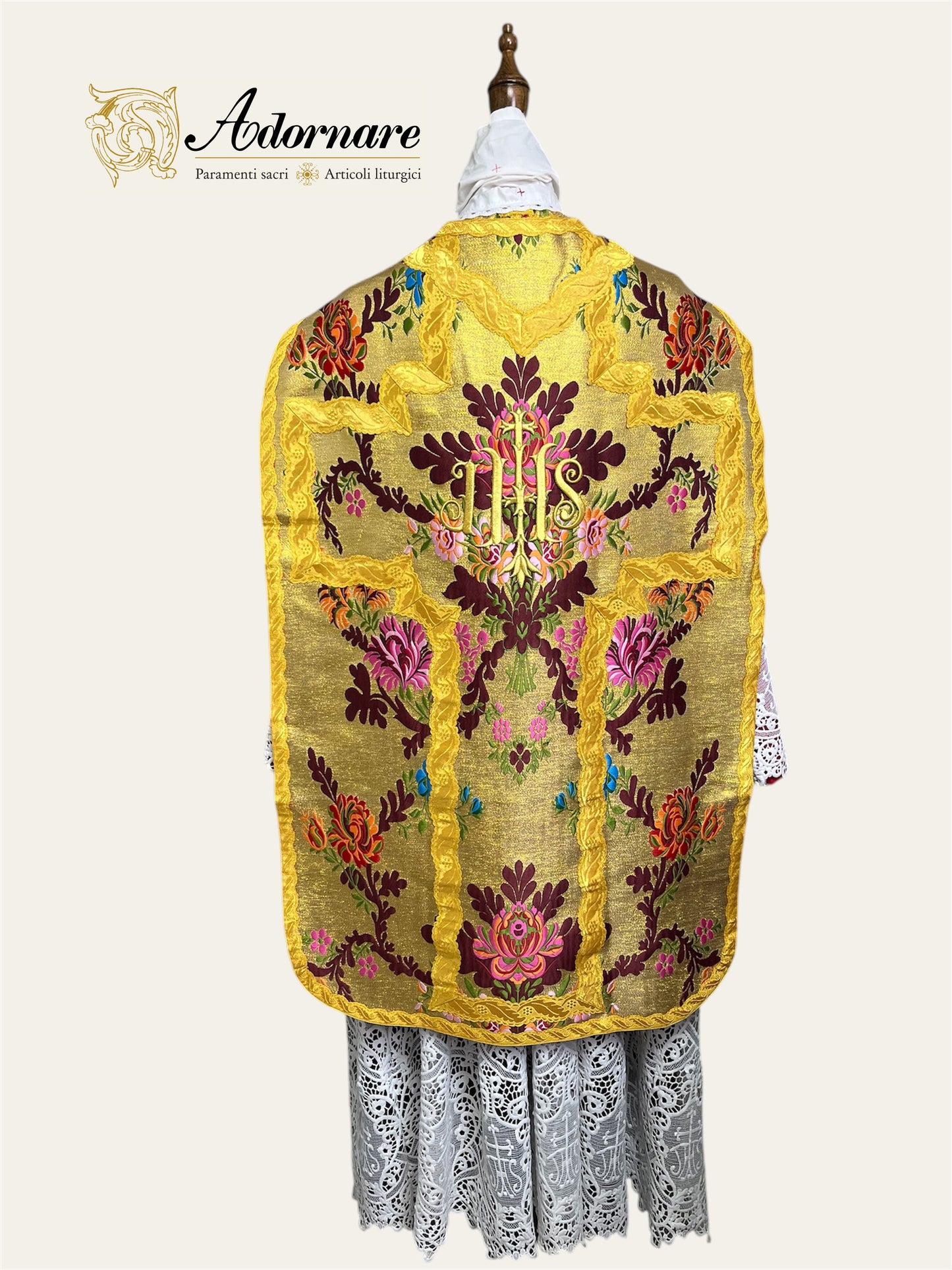 Gold Floral Brocade French-cut Roman Chasuble Low Mass Set / Pianeta Francese in Broccato Oro