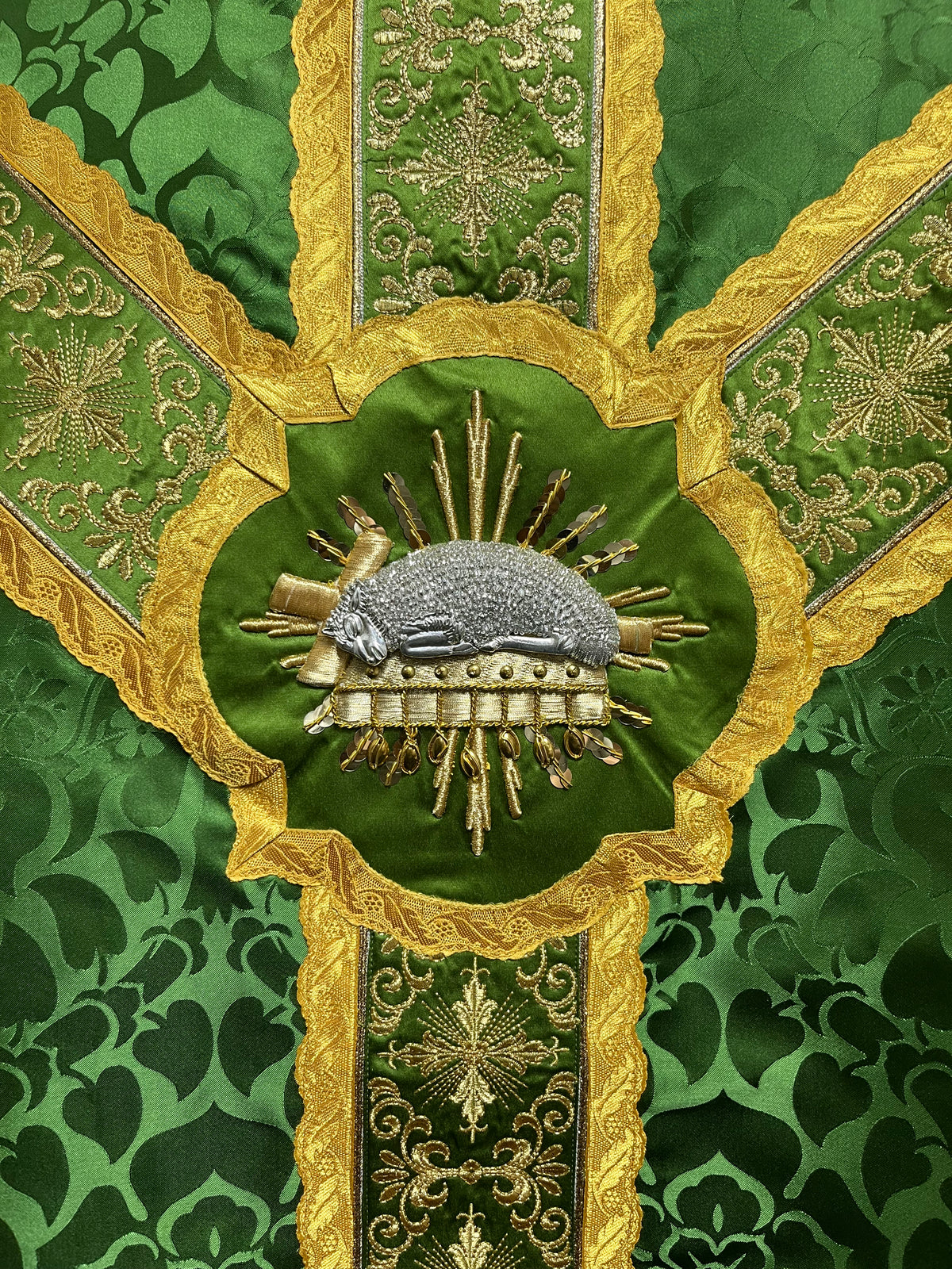 Semi-gothic chasuble with ornate cross Y-orphrey and hand-embroidered Agnus Dei appliqué - Low Mass Set / Casula semi-gotica Damasco ricamato "Agnus Dei"