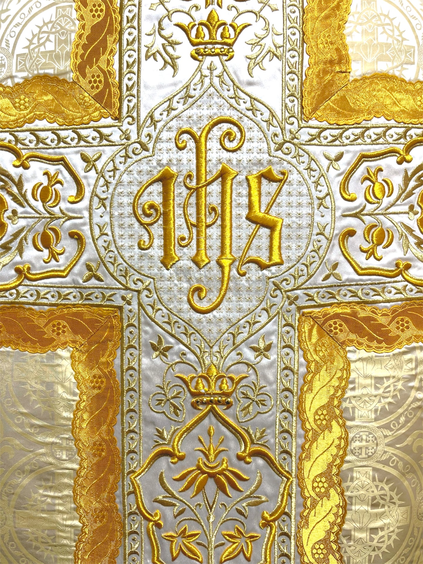 Ornate "Crowns & Lilies" Machine and hand-embroidered French-cut Roman Chasuble Low Mass Set / Pianeta Francese Ricamato Ornato