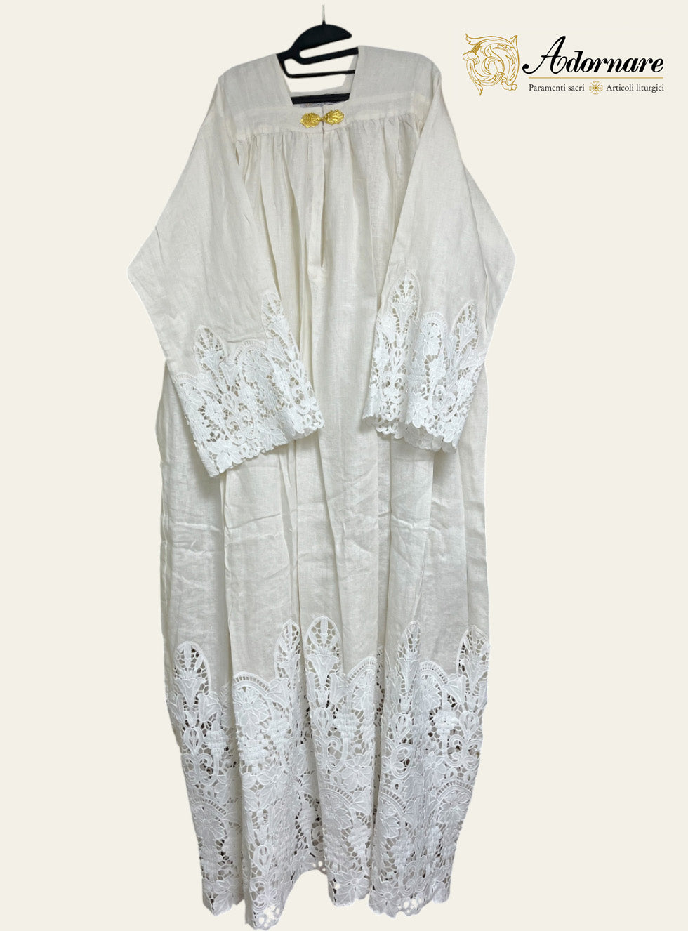 Roman-style alb with lilies & vine laces and metal clasps / Camice romano