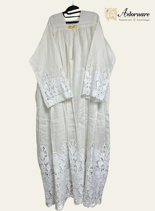 Roman-style alb with lilies & vine laces and metal clasps / Camice romano