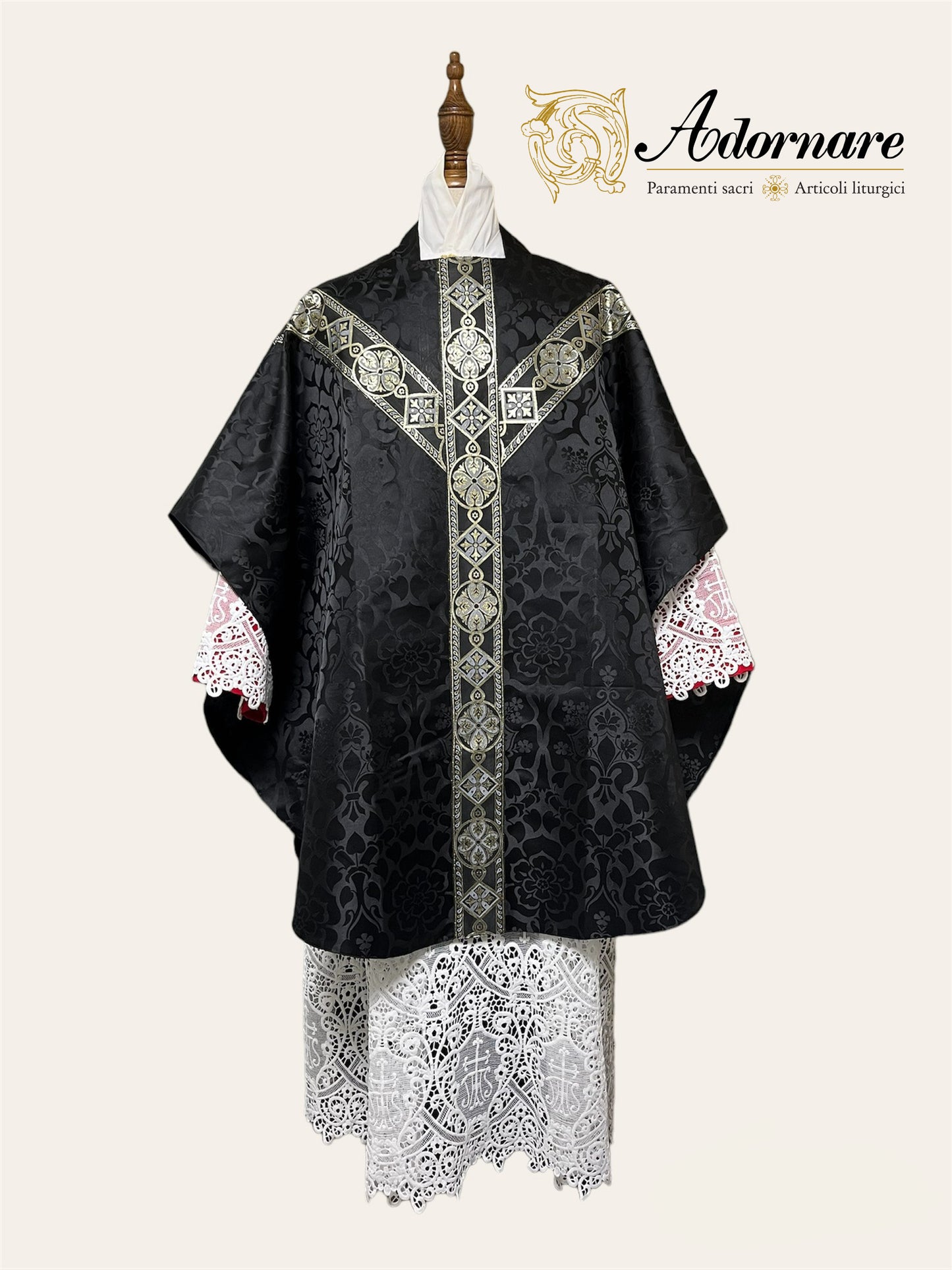 Semi-gothic chasuble with woven Y-orphrey and IHS appliqué - Low Mass Set / Casule semi-gotica Damasco