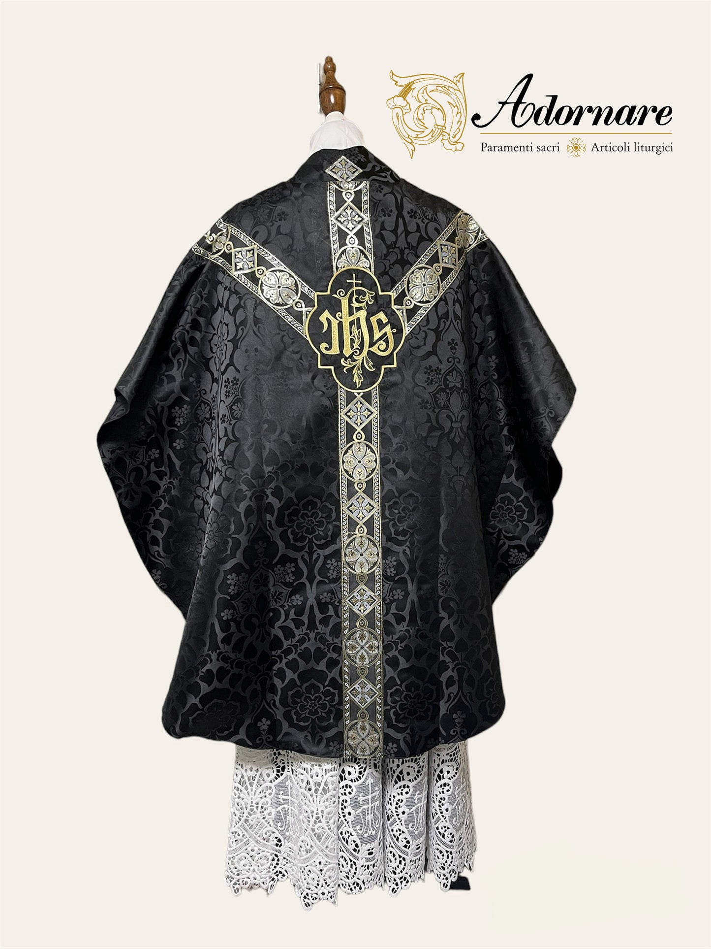 Semi-gothic chasuble with woven Y-orphrey and IHS appliqué - Low Mass Set / Casule semi-gotica Damasco