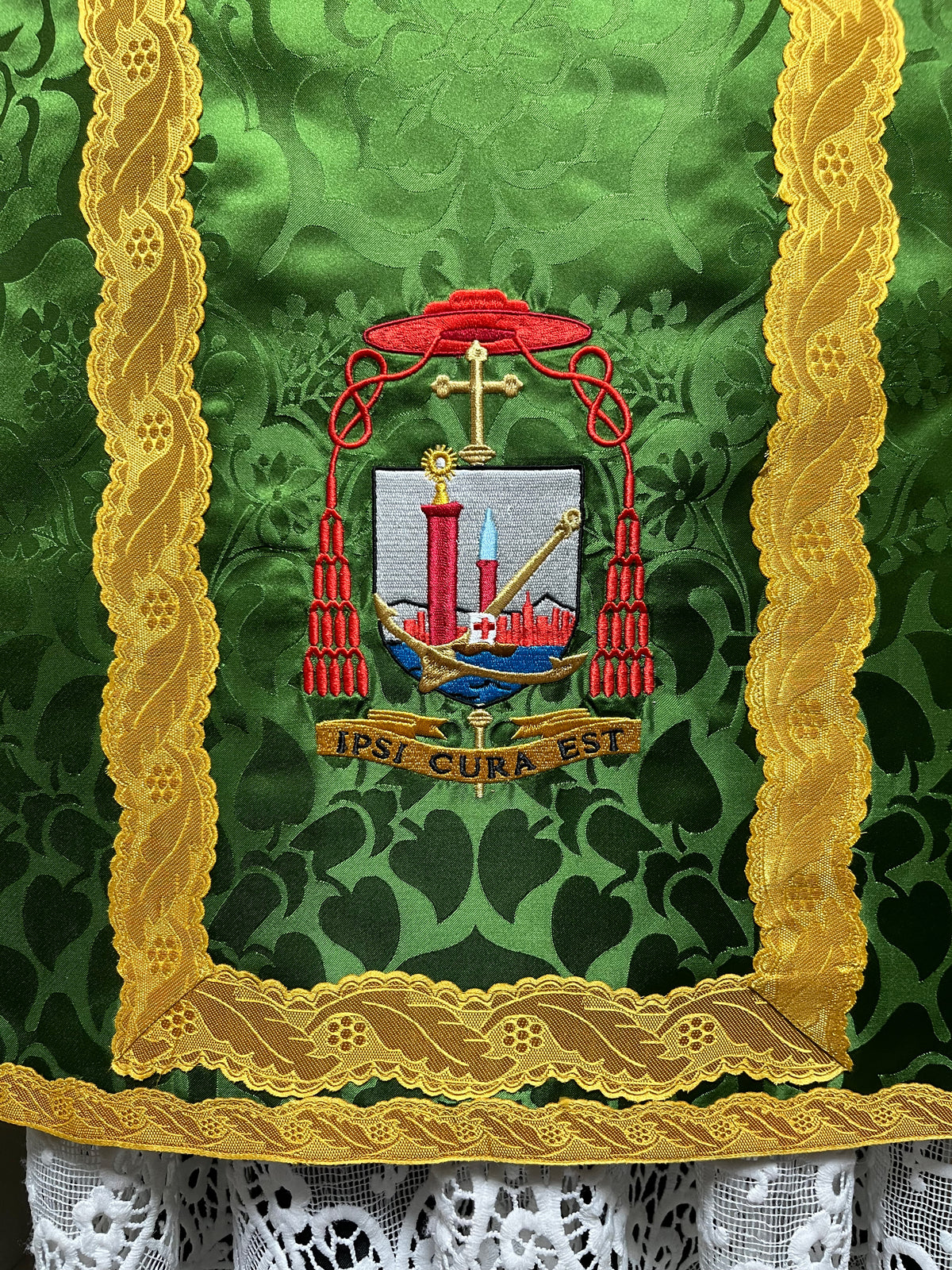 Roman chasuble with embroidered episcopal coat of arms / Pianeta con stemma ricamato a macchina