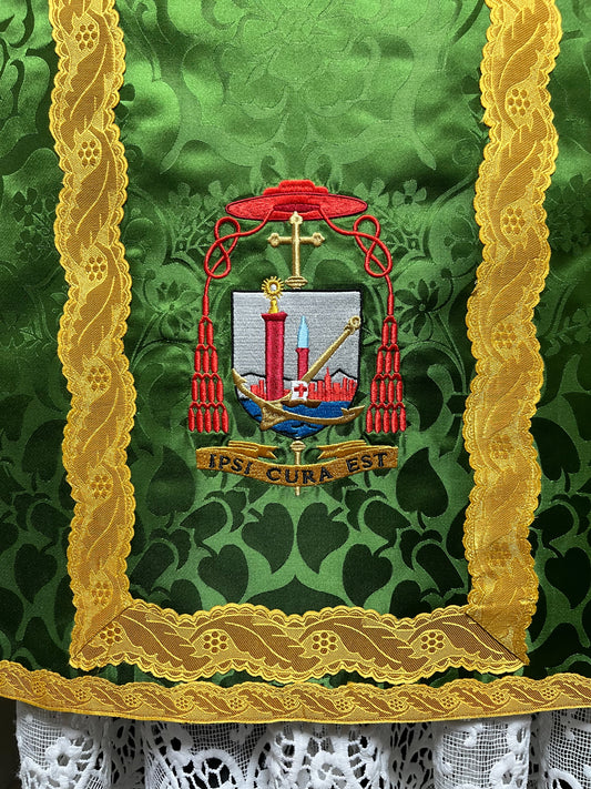 Roman chasuble with embroidered episcopal coat of arms / Pianeta con stemma ricamato a macchina