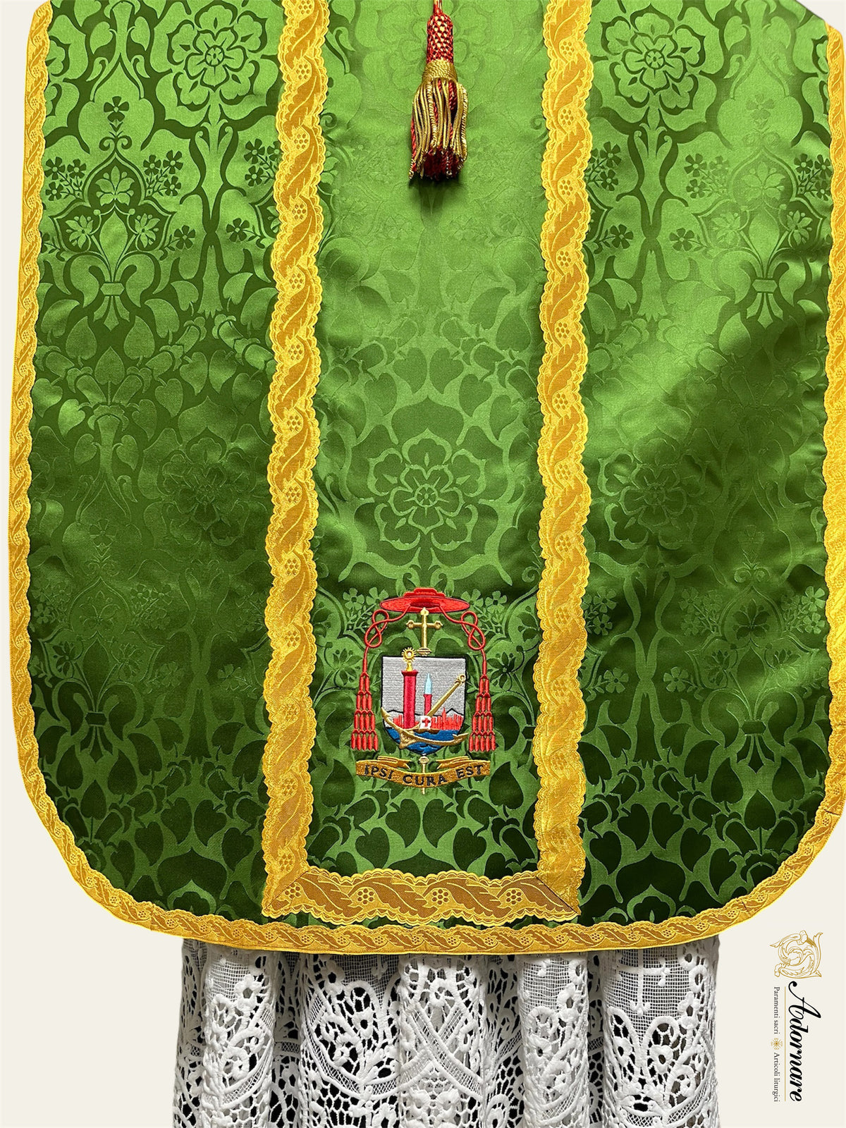 Roman chasuble with embroidered episcopal coat of arms / Pianeta con stemma ricamato a macchina