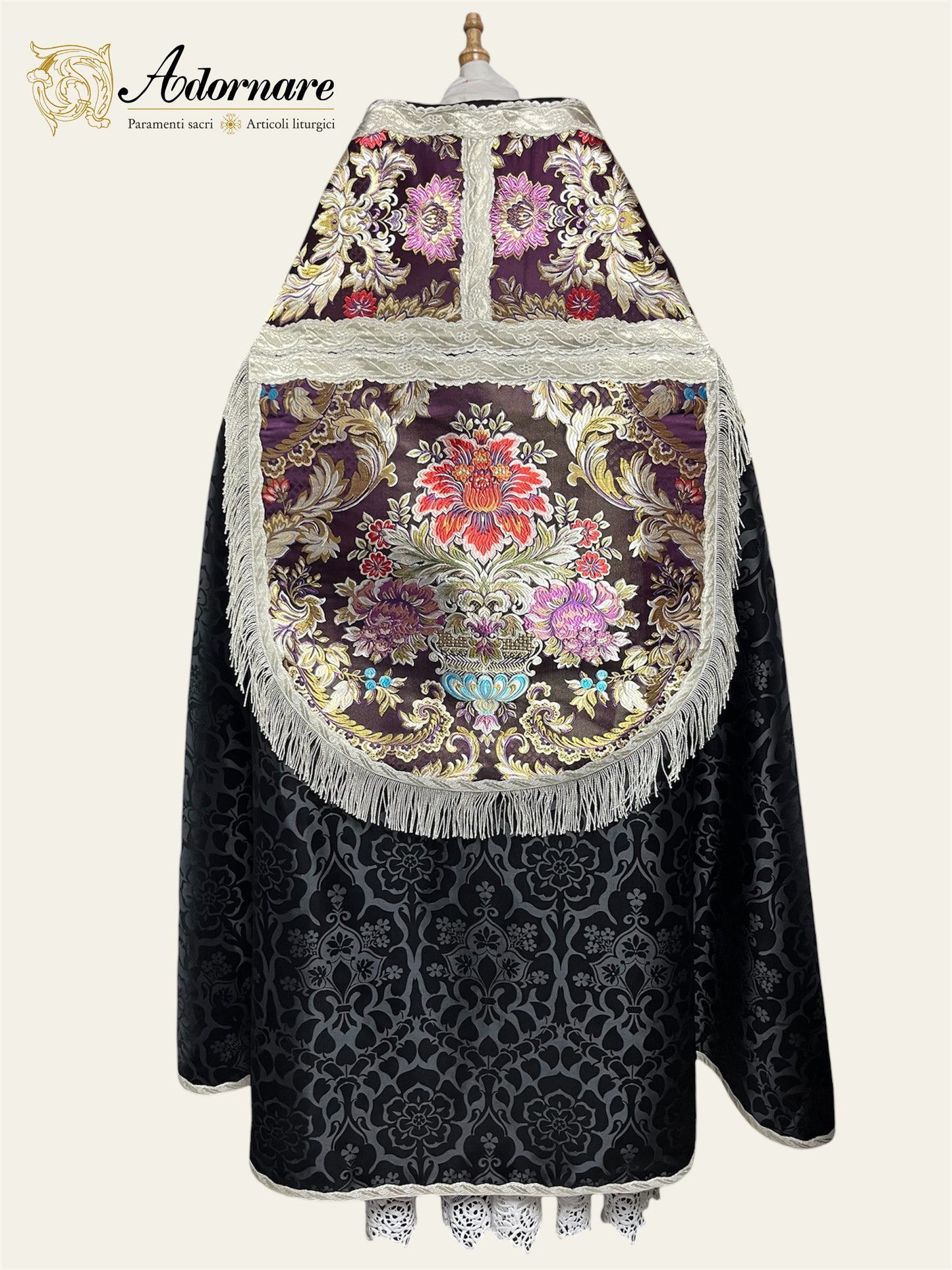 Damask Roman Cope with brocade panels / Piviale Romano Damasco con inserti in broccato