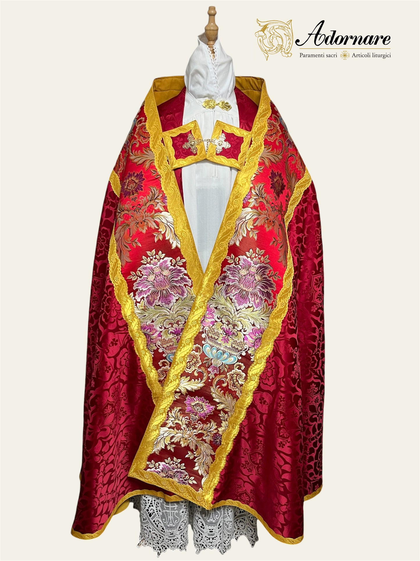Shield-shaped hood Damask Roman Cope with brocade panels / Piviale Romano Damasco con inserti in broccato