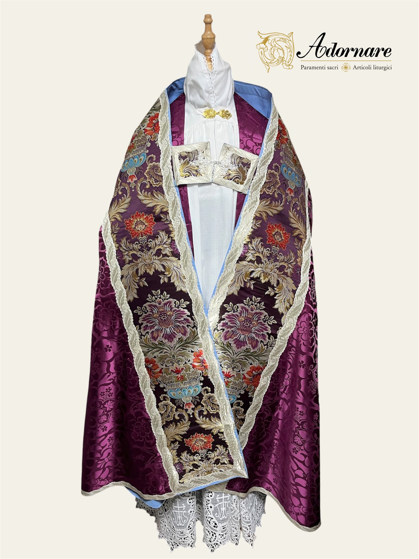 Shield-shaped hood Damask Roman Cope with brocade panels / Piviale Romano Damasco con inserti in broccato