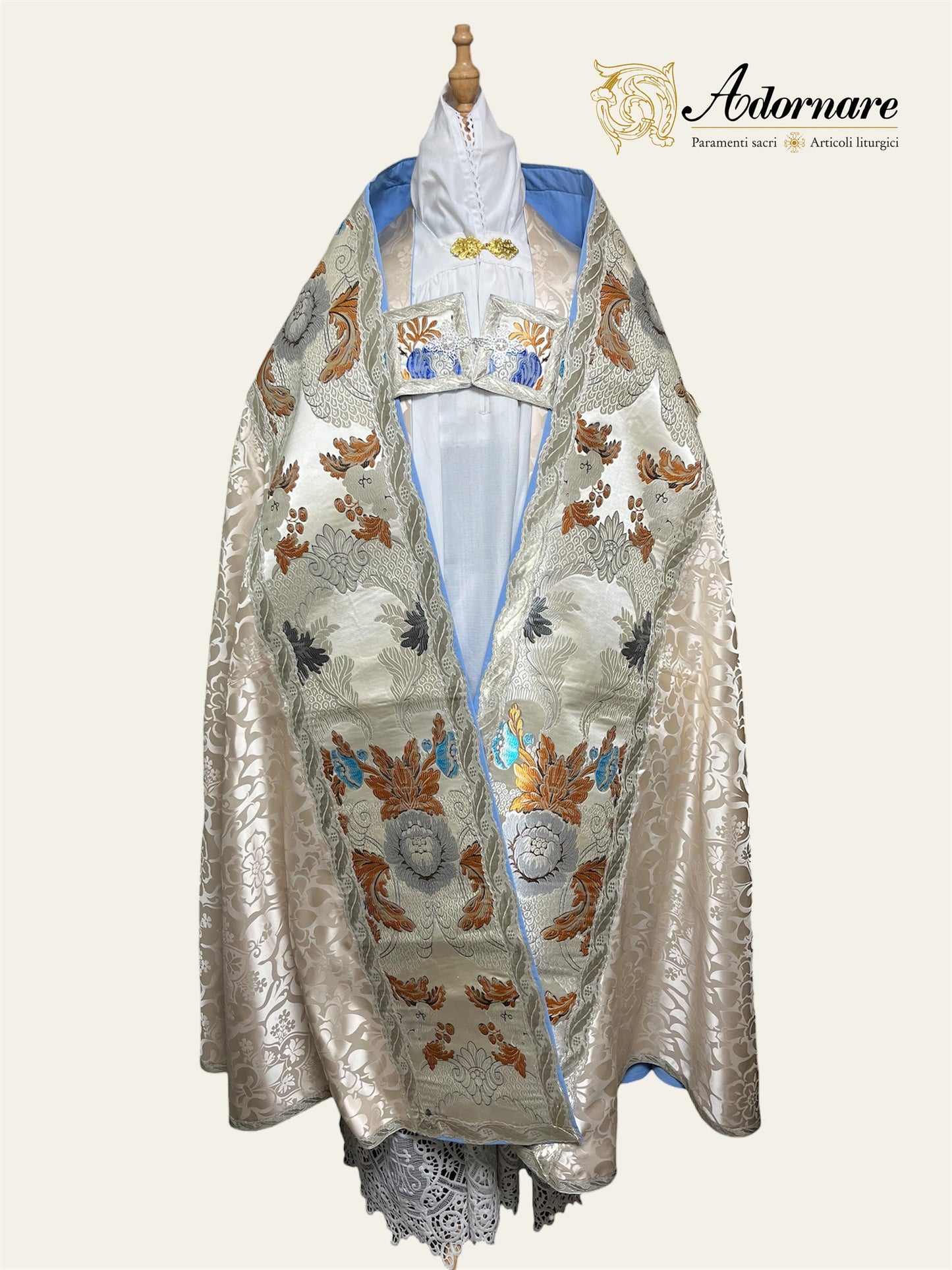 Shield-shaped hood Damask Roman Cope with brocade panels / Piviale Romano Damasco con inserti in broccato