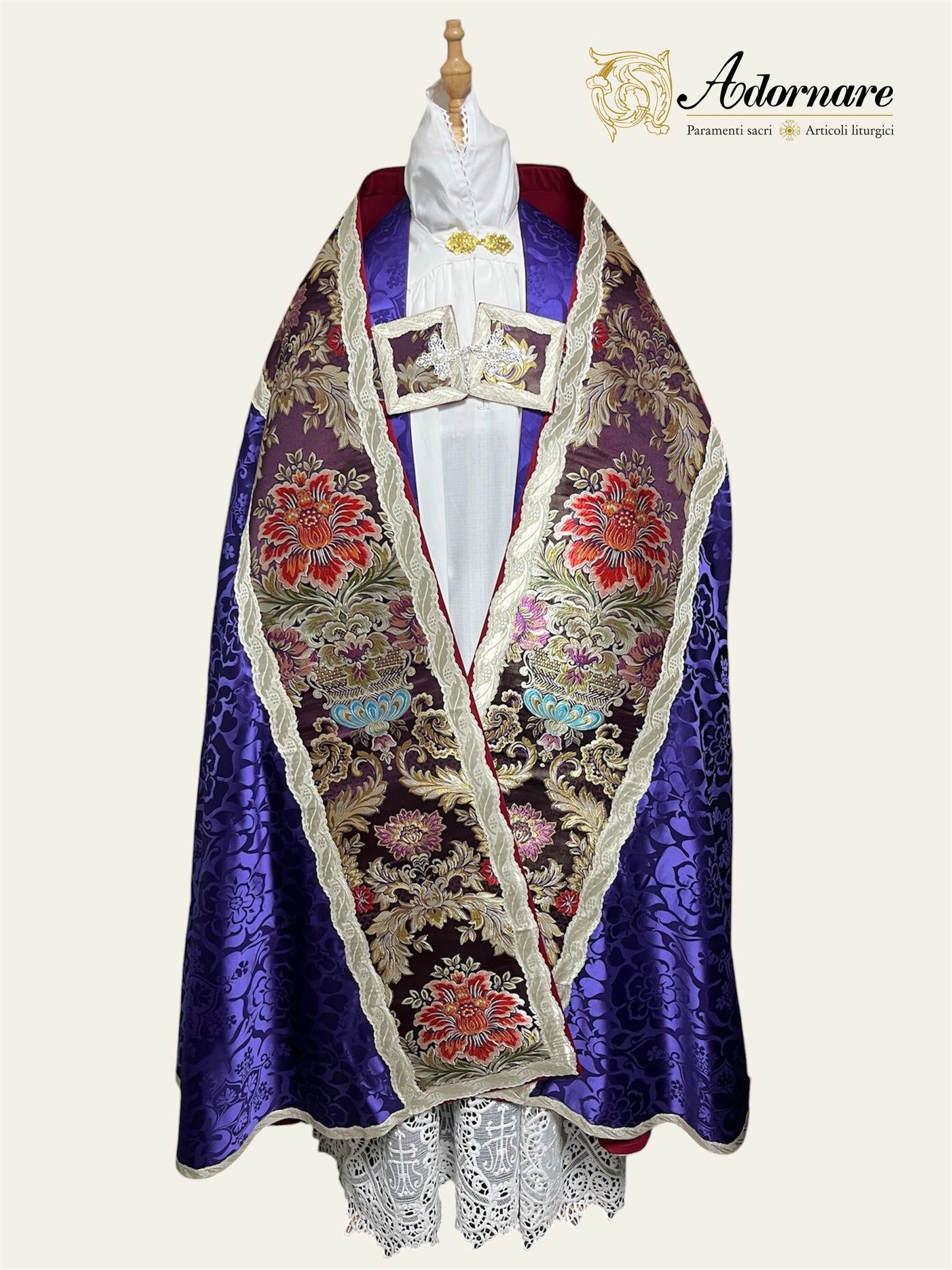 Shield-shaped hood Damask Roman Cope with brocade panels / Piviale Romano Damasco con inserti in broccato