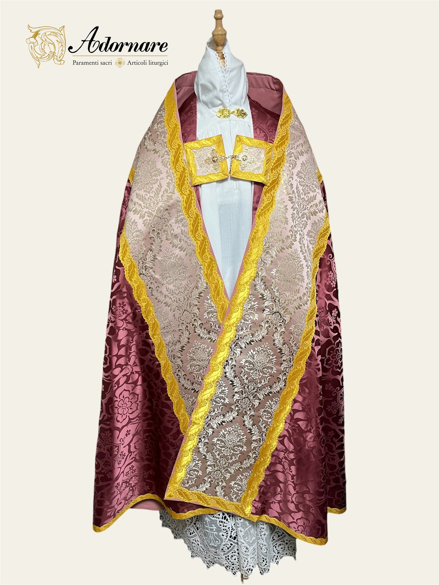 Shield-shaped hood Damask Roman Cope with brocade panels / Piviale Romano Damasco con inserti in broccato