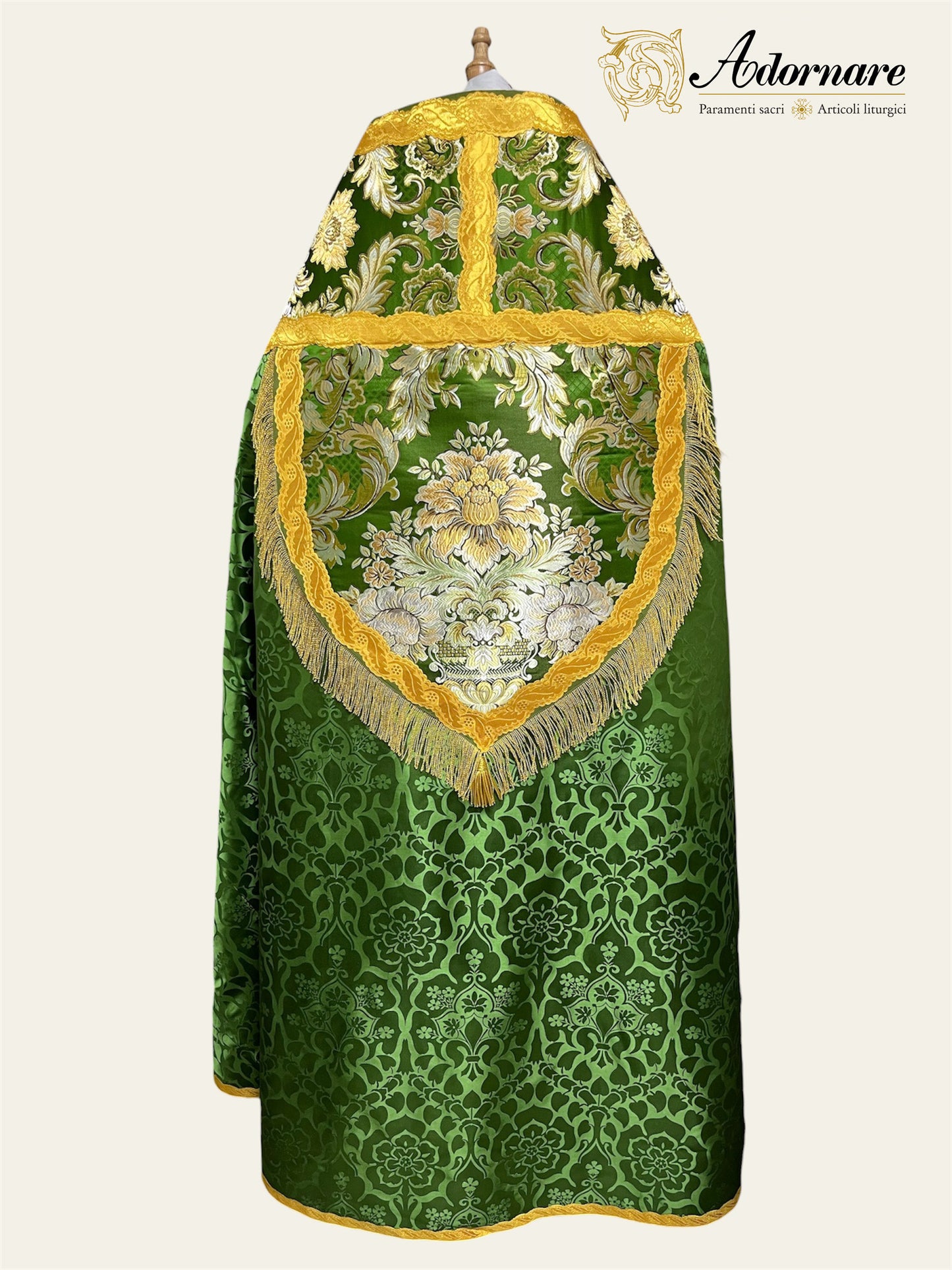 Shield-shaped hood Damask Roman Cope with brocade panels / Piviale Romano Damasco con inserti in broccato