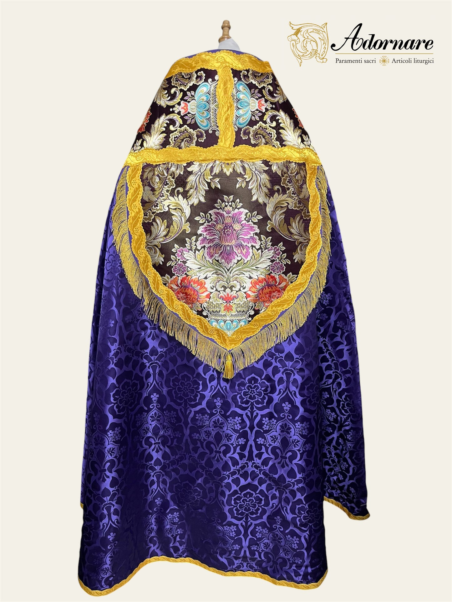 Shield-shaped hood Damask Roman Cope with brocade panels / Piviale Romano Damasco con inserti in broccato