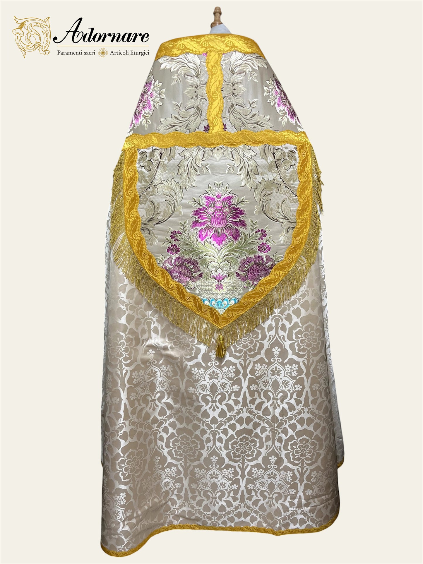 Shield-shaped hood Damask Roman Cope with brocade panels / Piviale Romano Damasco con inserti in broccato