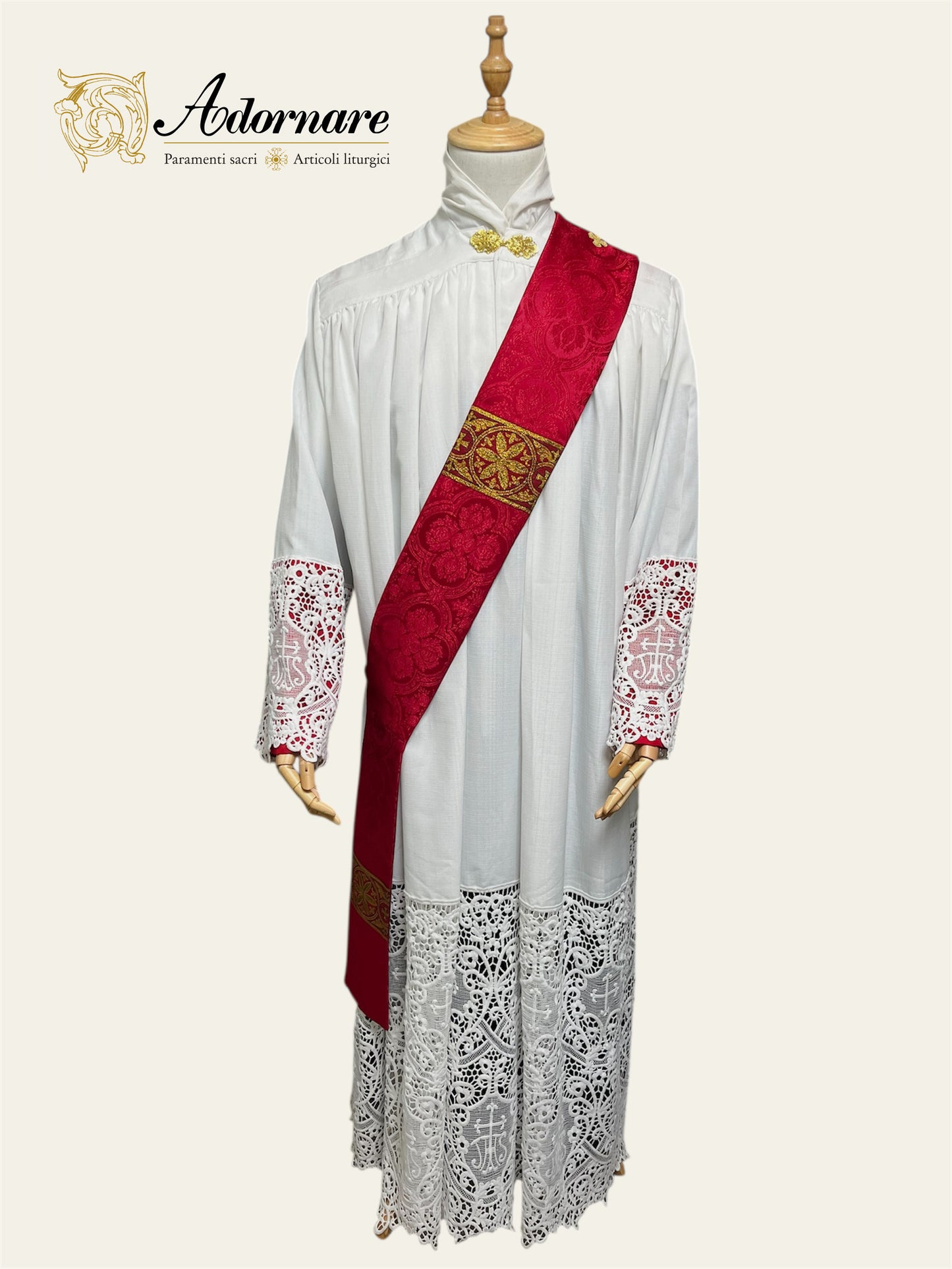 Damask Gothic Dalmatic with woven orphrey bands / Dalmatica gotica in damasco