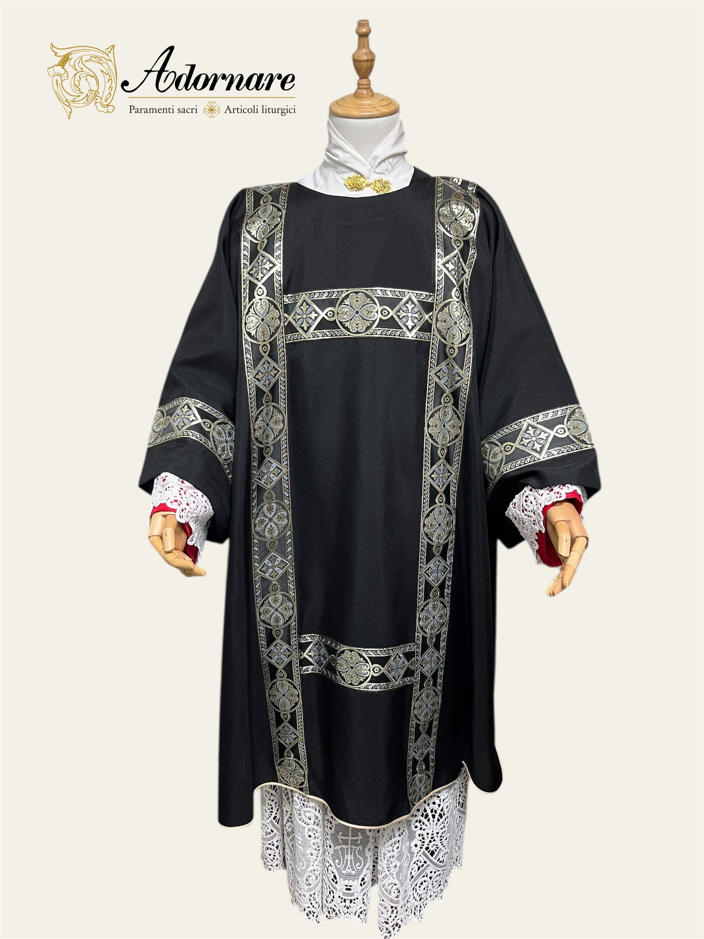 Gothic Dalmatic with woven orphrey bands / Dalmatica gotica
