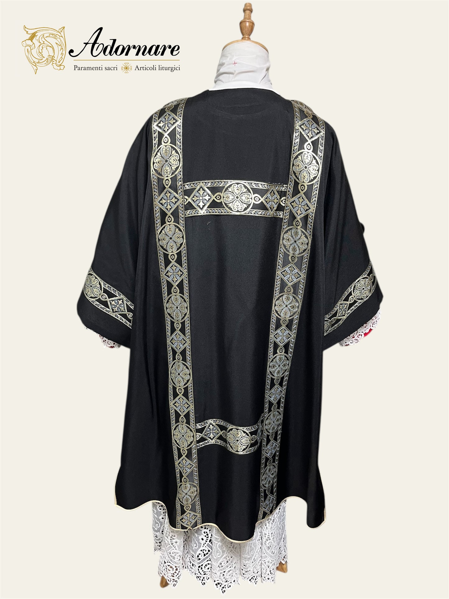 Gothic Dalmatic with woven orphrey bands / Dalmatica gotica