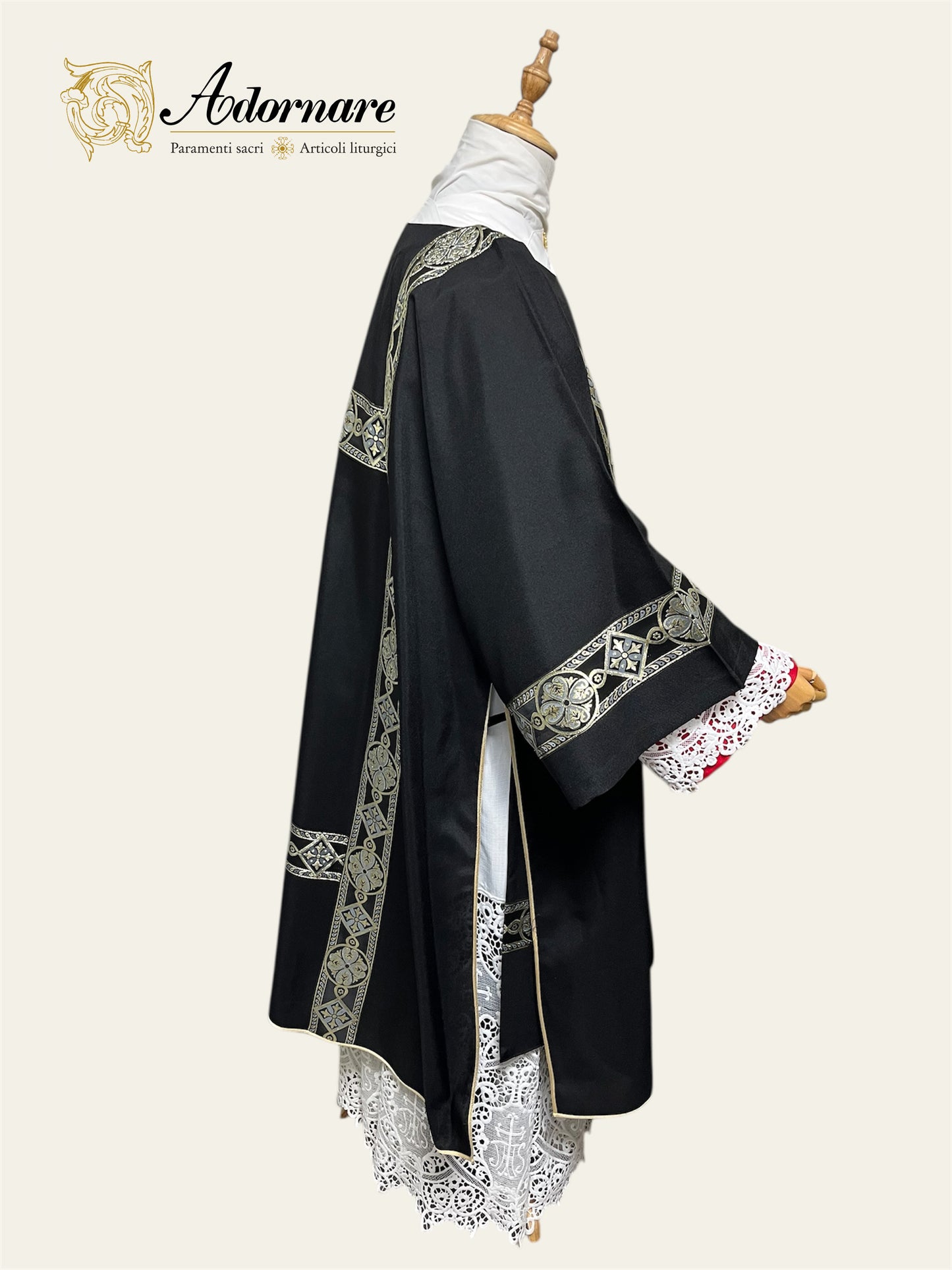Gothic Dalmatic with woven orphrey bands / Dalmatica gotica