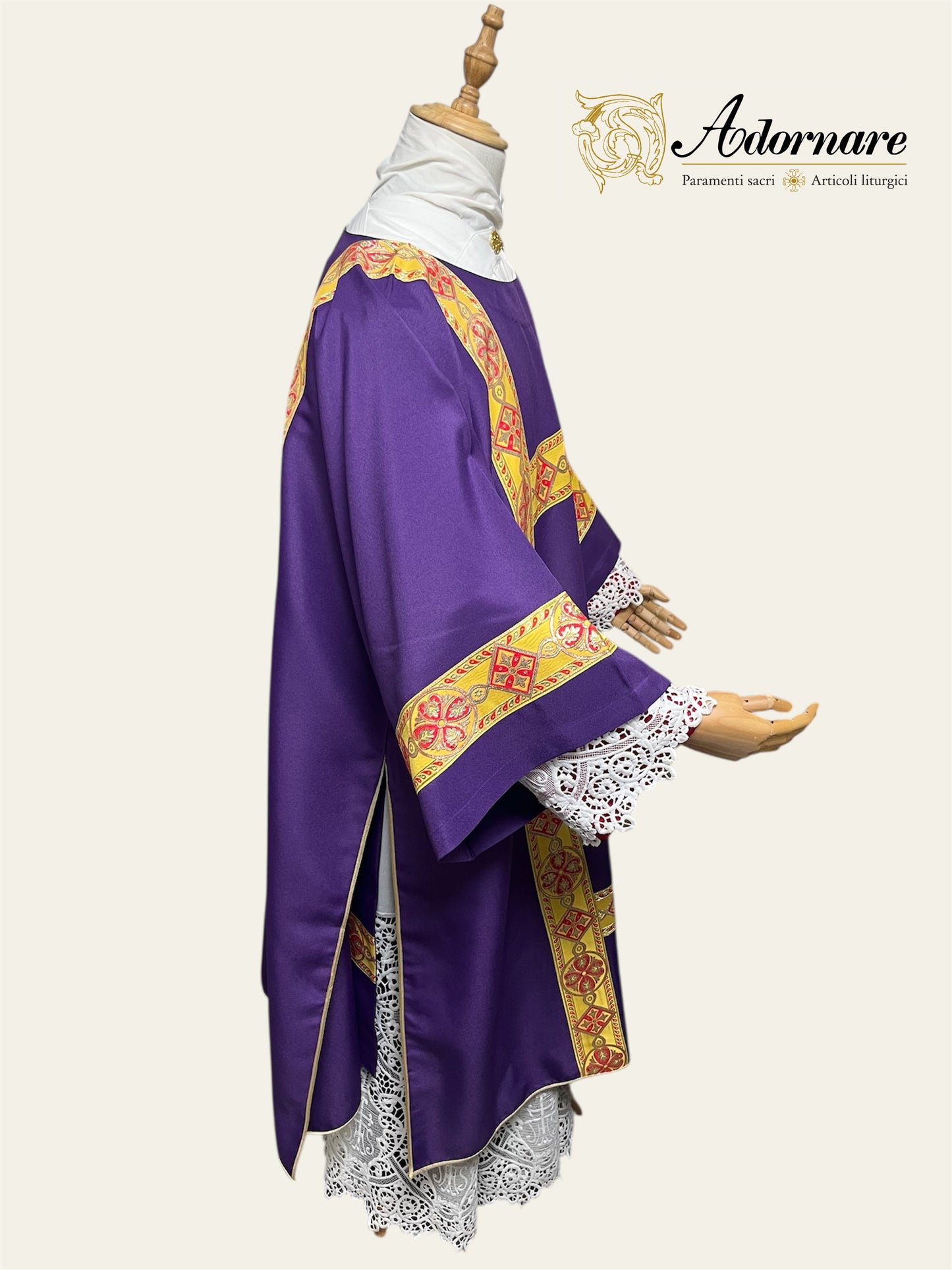 Gothic Dalmatic with gold woven orphrey bands / Dalmatica gotica