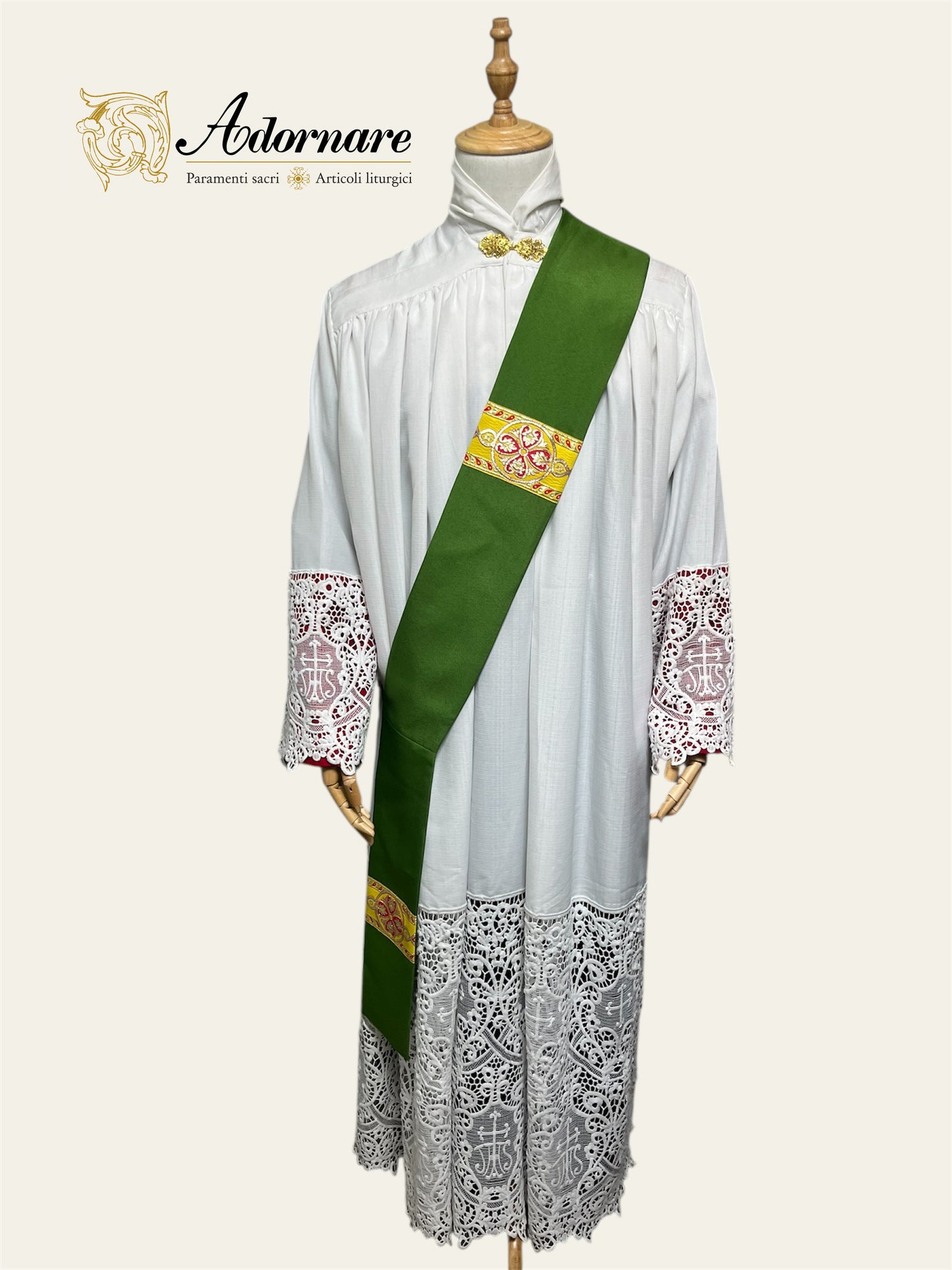 Gothic Dalmatic with gold woven orphrey bands / Dalmatica gotica