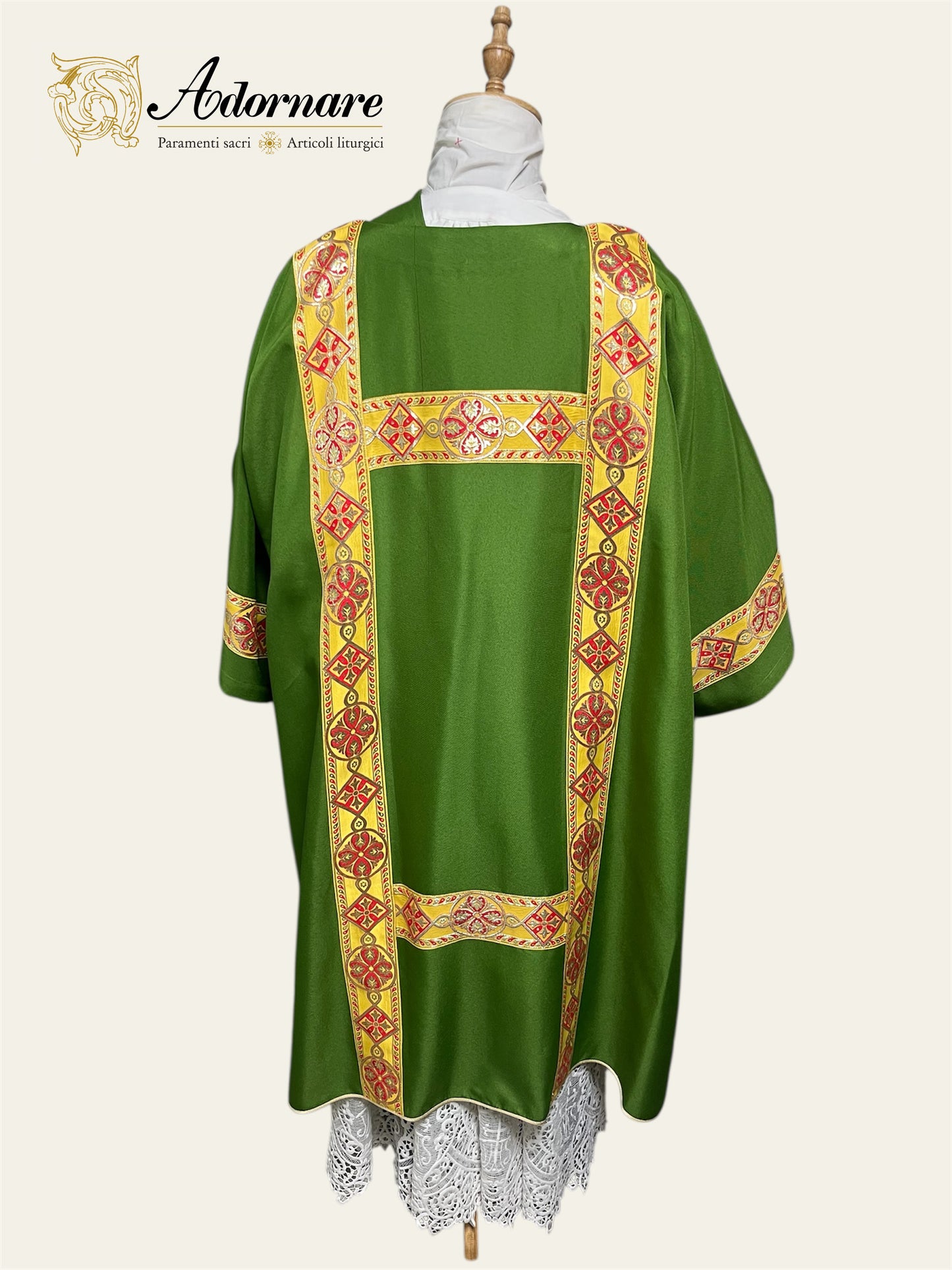 Gothic Dalmatic with gold woven orphrey bands / Dalmatica gotica