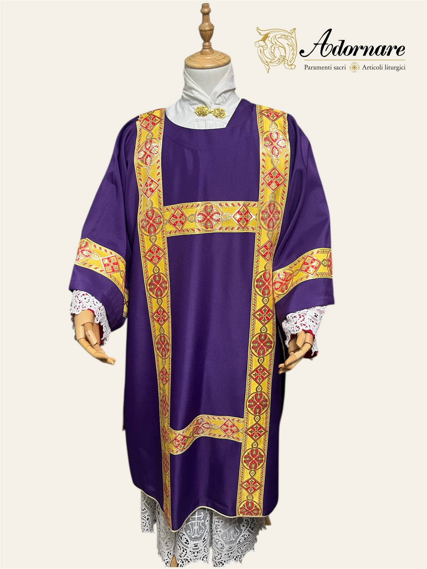 Gothic Dalmatic with gold woven orphrey bands / Dalmatica gotica