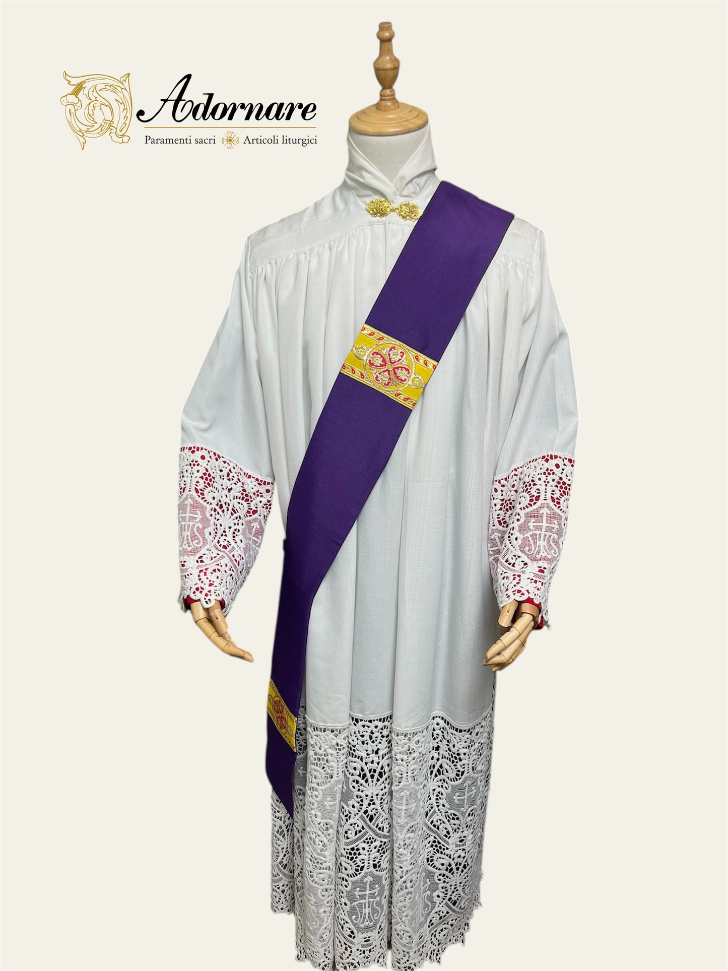 Gothic Dalmatic with gold woven orphrey bands / Dalmatica gotica
